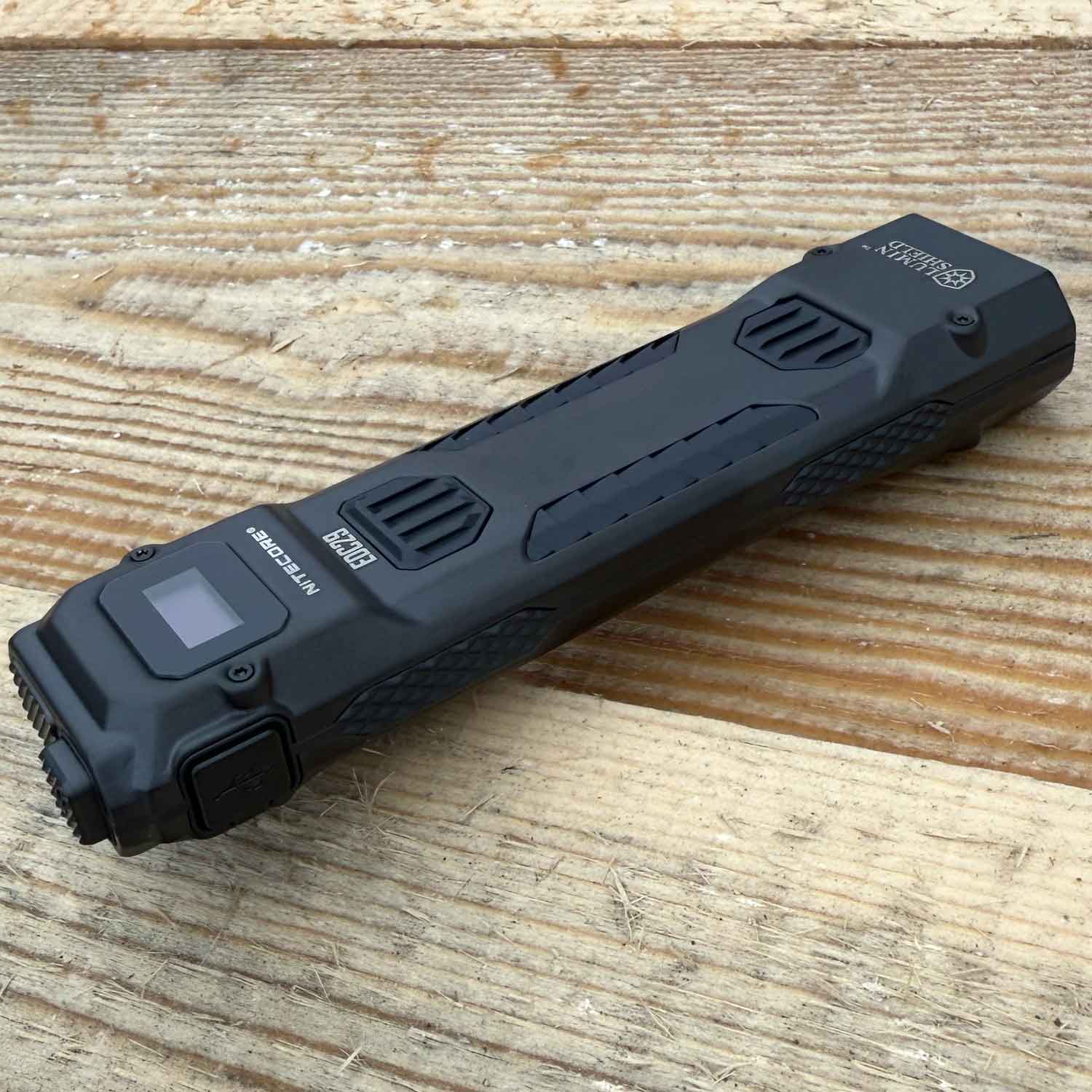 Nitecore EDC29 - LED Taschenlampe 6500 Lumen Spot & Flutlicht USB-C OLED Display – Detailansicht