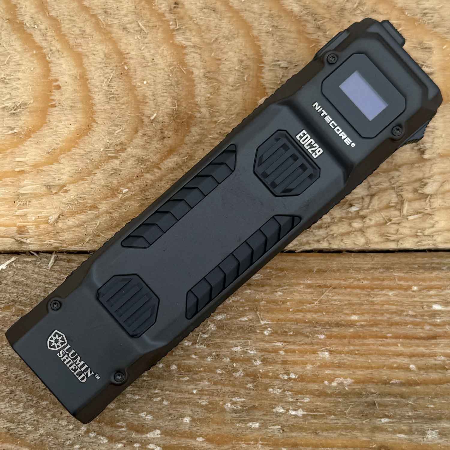 Nitecore EDC29 - LED Taschenlampe 6500 Lumen Spot & Flutlicht USB-C OLED Display – Detailansicht