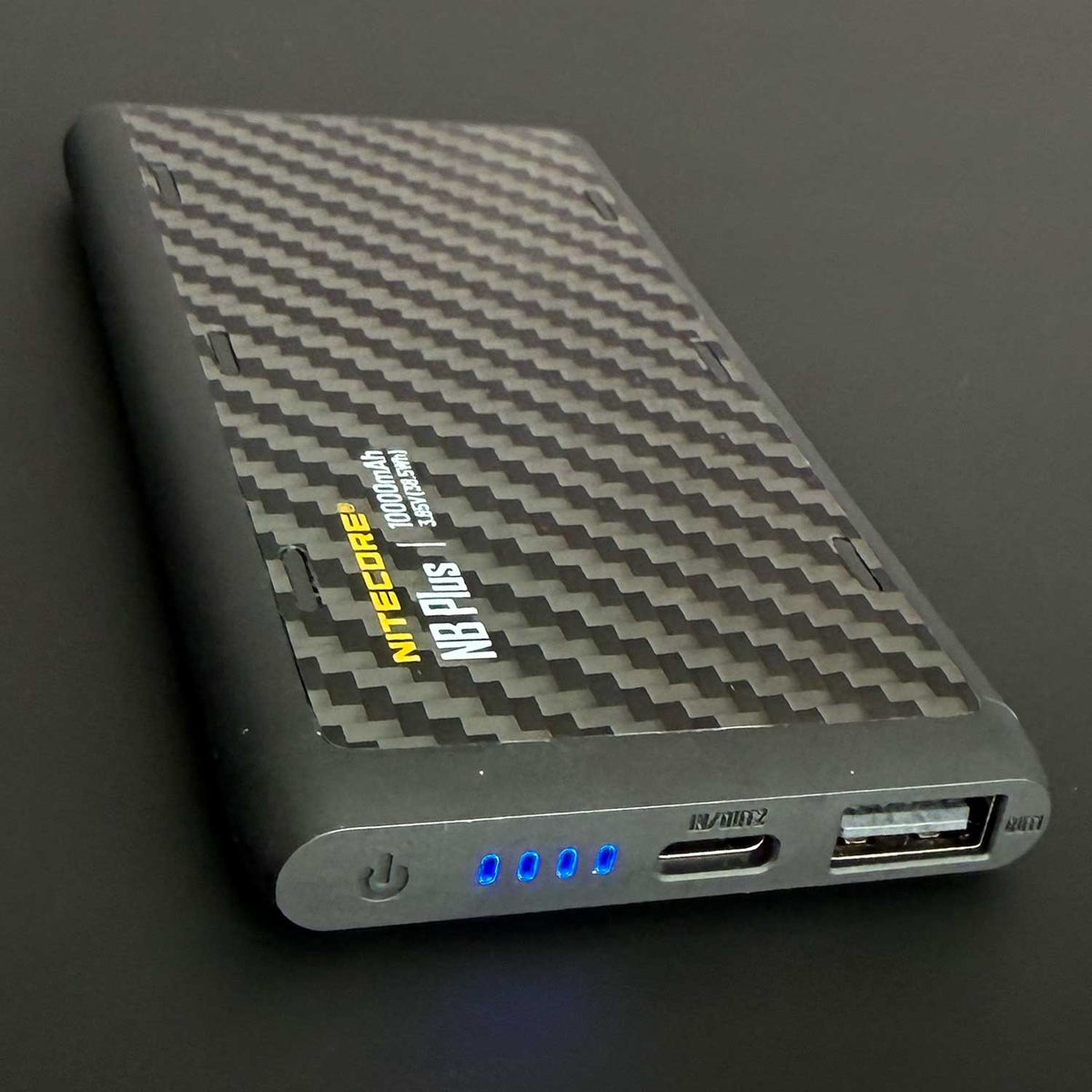 Nitecore NB Plus – 10.000mAh Carbon Powerbank mit USB-C & USB-A, PD/QC, IPX7 – Akkukapazität, USB-C Ladefunktion – Detailansicht 1