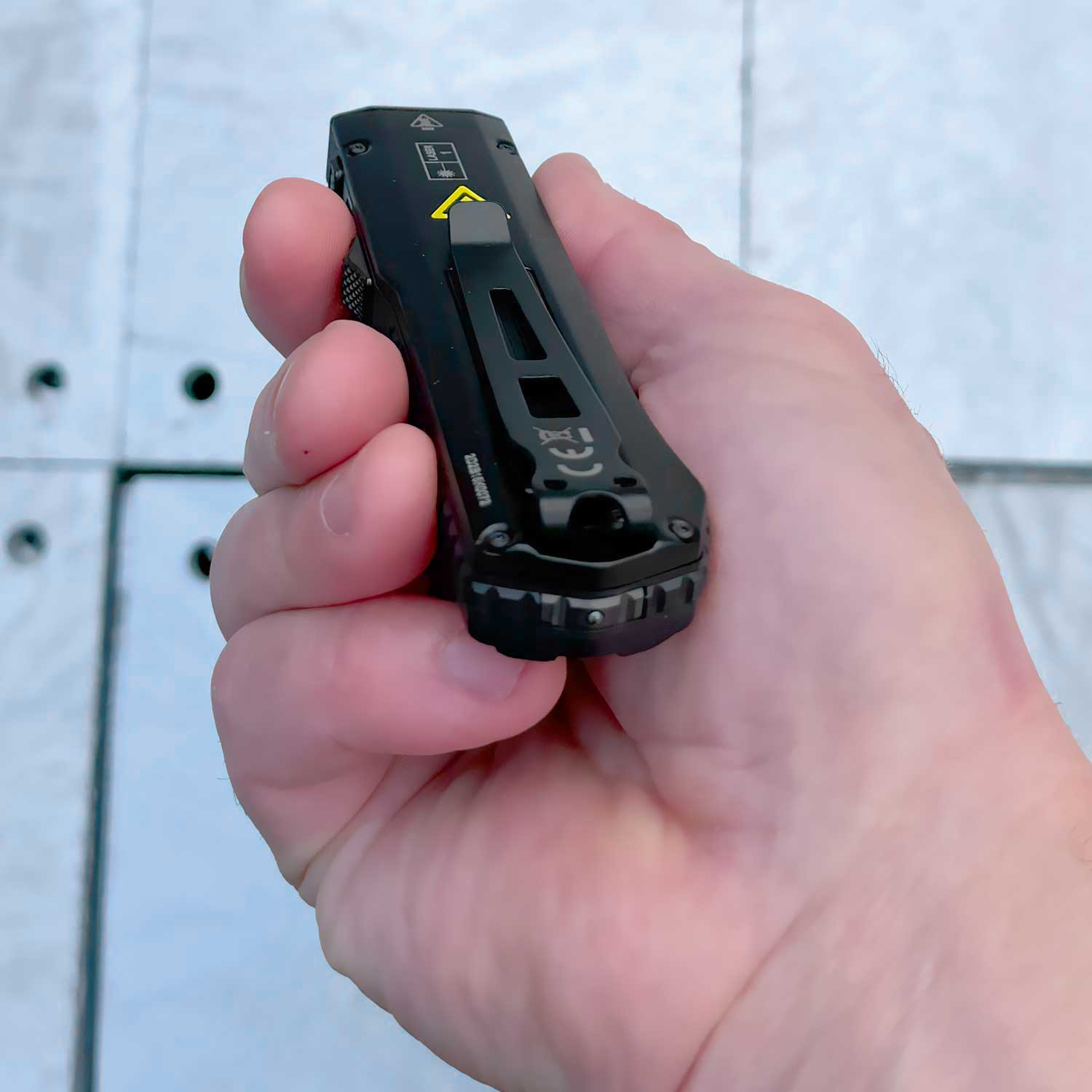 Nitecore EDC17 - LED Taschenlampe mit UV-Licht & grünem Laser 1500 Lumen USB-C – Detailansicht
