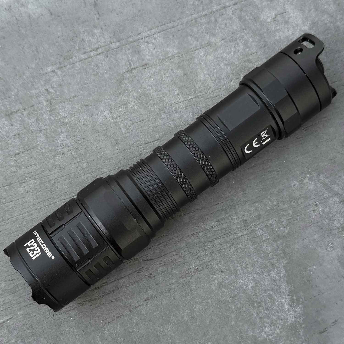 Nitecore P23i – taktische Taschenlampe mit 3000 lm, 21700 Akku, USB-C, Holster – Produktansicht der Lampe – Detailansicht 5