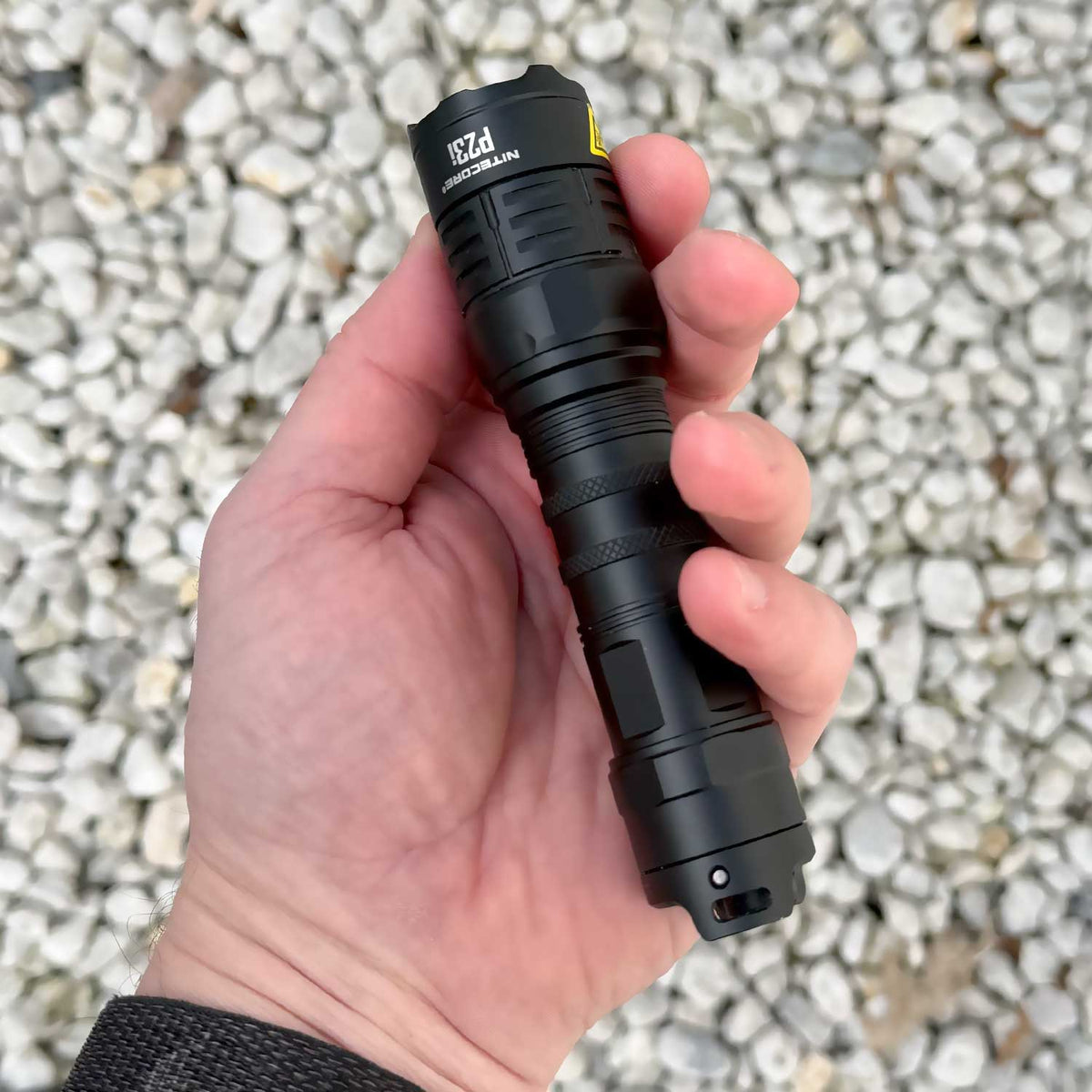 Nitecore P23i – taktische Taschenlampe mit 3000 lm, 21700 Akku, USB-C, Holster – Maße und Abmessungen, Größenvergleich in der Hand