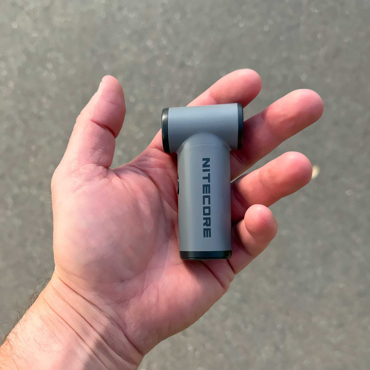 Nitecore NEF NANO – Mini Handventilator in der Hand