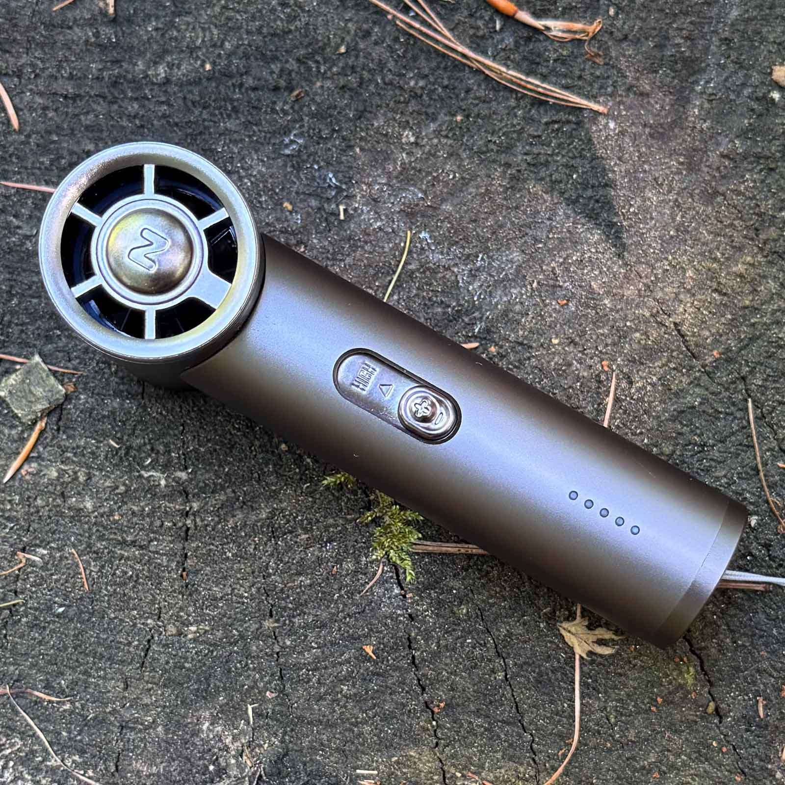 Nitecore NEF01 – Mini Handventilator mit 5 Stufen, Akku & USB-C – Größenvergleich in der Hand