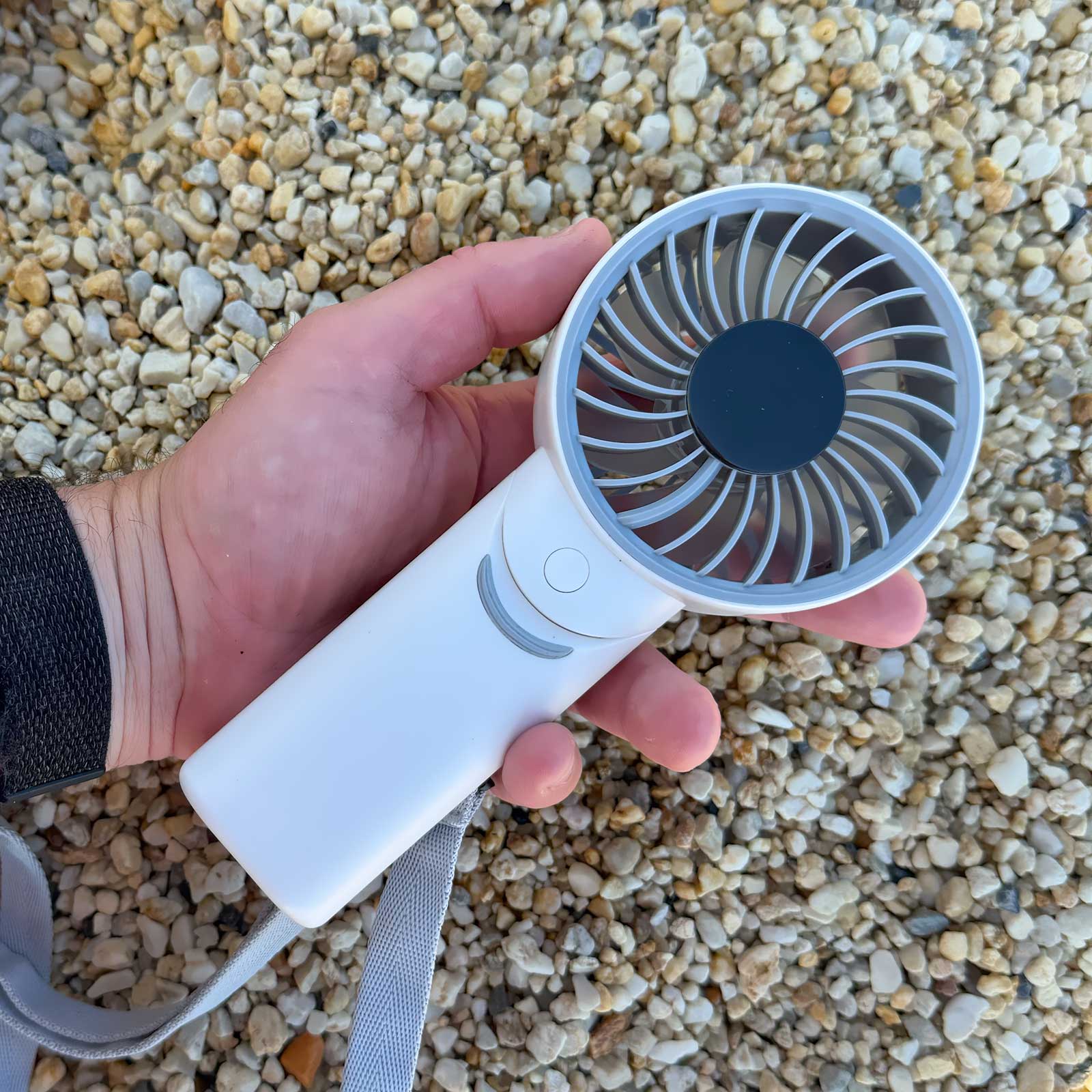 Nitecore NEF03 PRO – faltbarer Handventilator mit 5 Stufen & OLED-Display – Größenvergleich in der Hand
