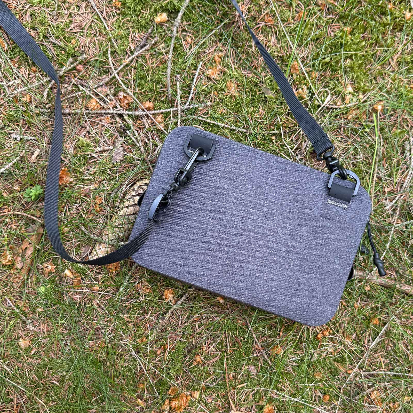 Nitecore NPP02 EDC Outdoor Tasche - Detailansicht Rückseite Befestigung Trageriemen