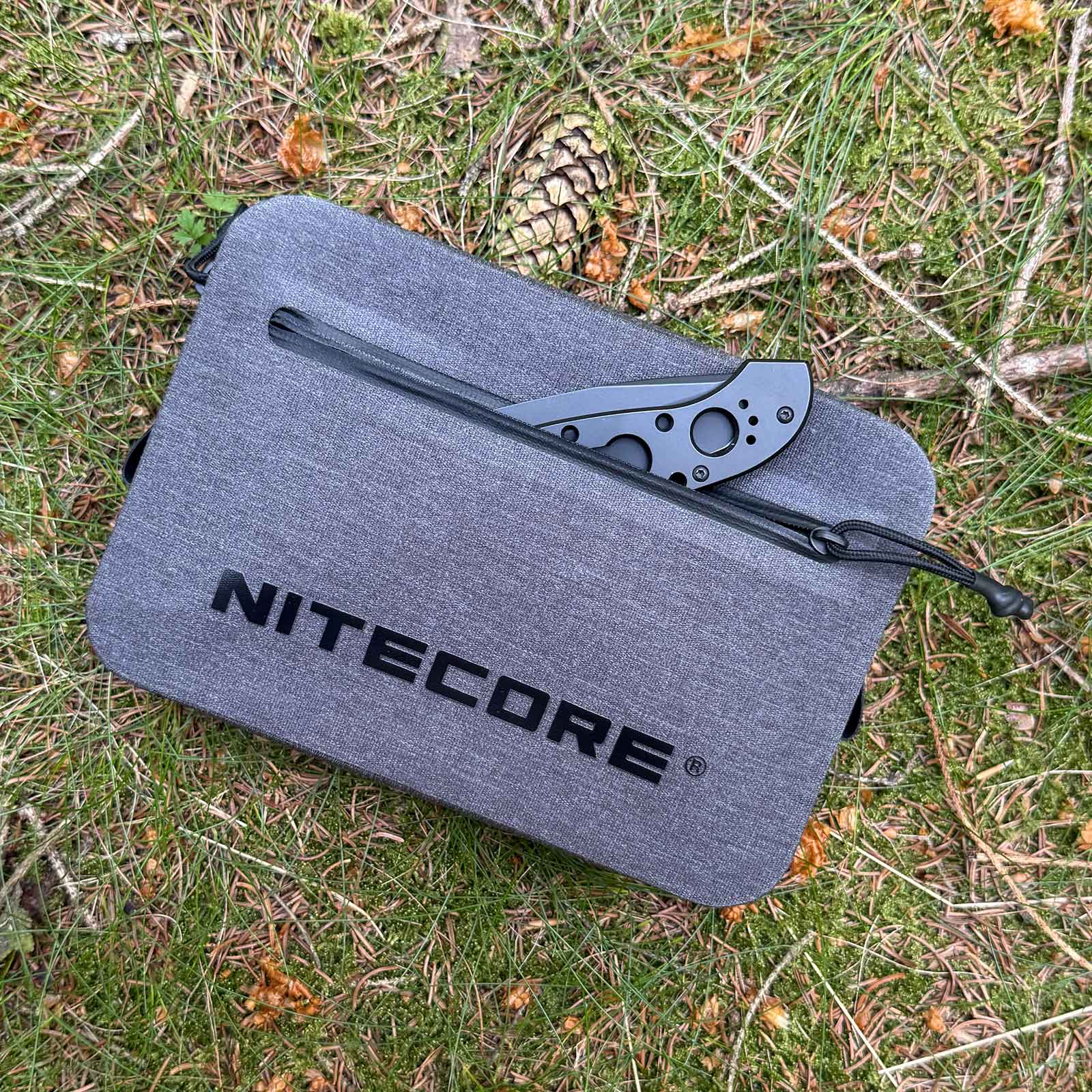 Nitecore NPP02 EDC Outdoor Tasche - Detailansicht vordere Tasche