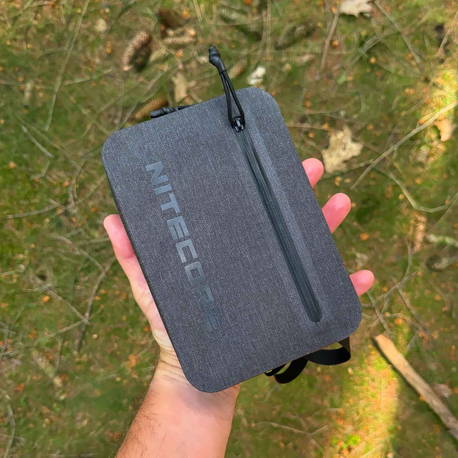 Nitecore NPP02 EDC Outdoor Tasche - Ansicht Größe in der Hand