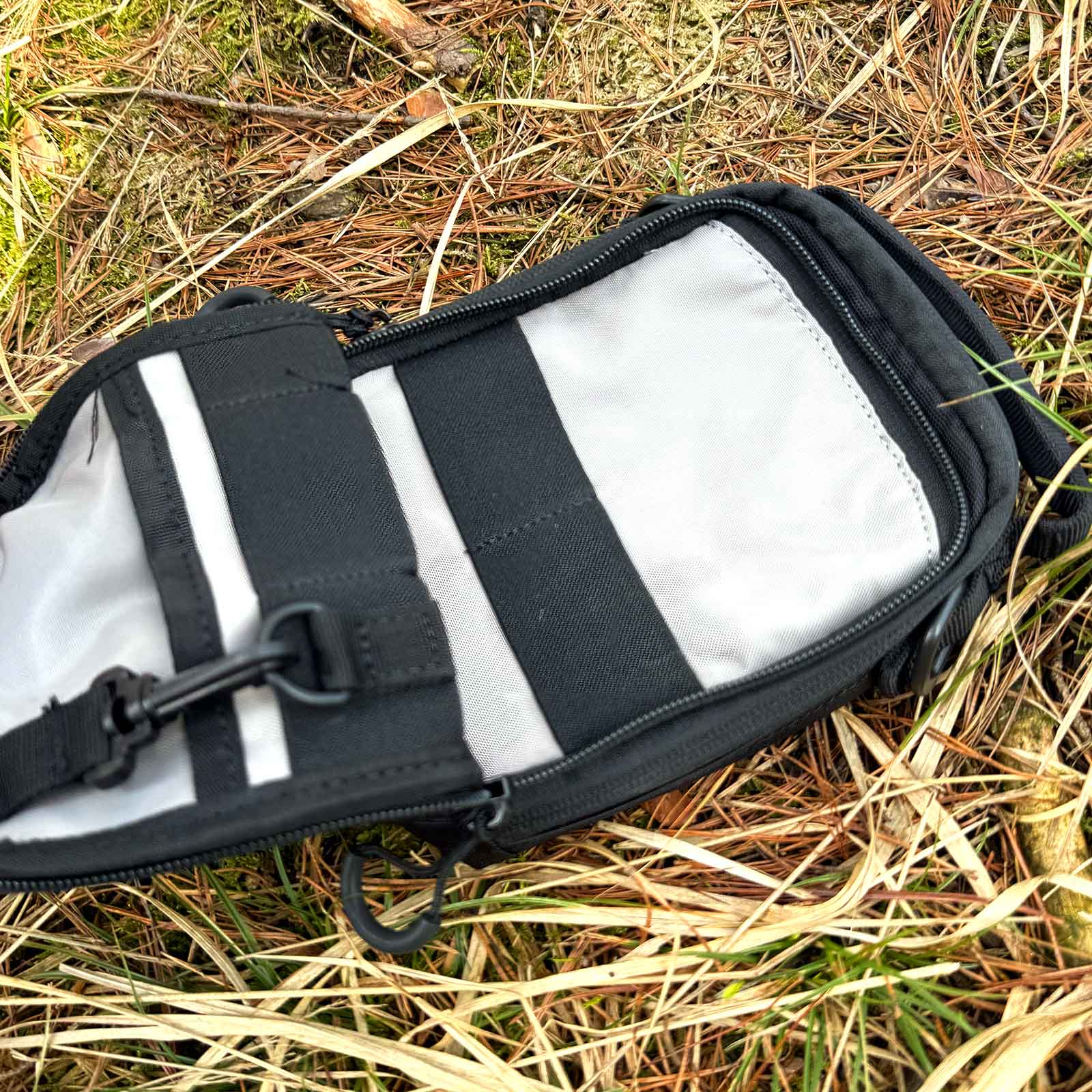 Nitecore NUP10 Tactical Utility Pouch – Praktischer Organizer mit MOLLE-System – geöffnetes Messer