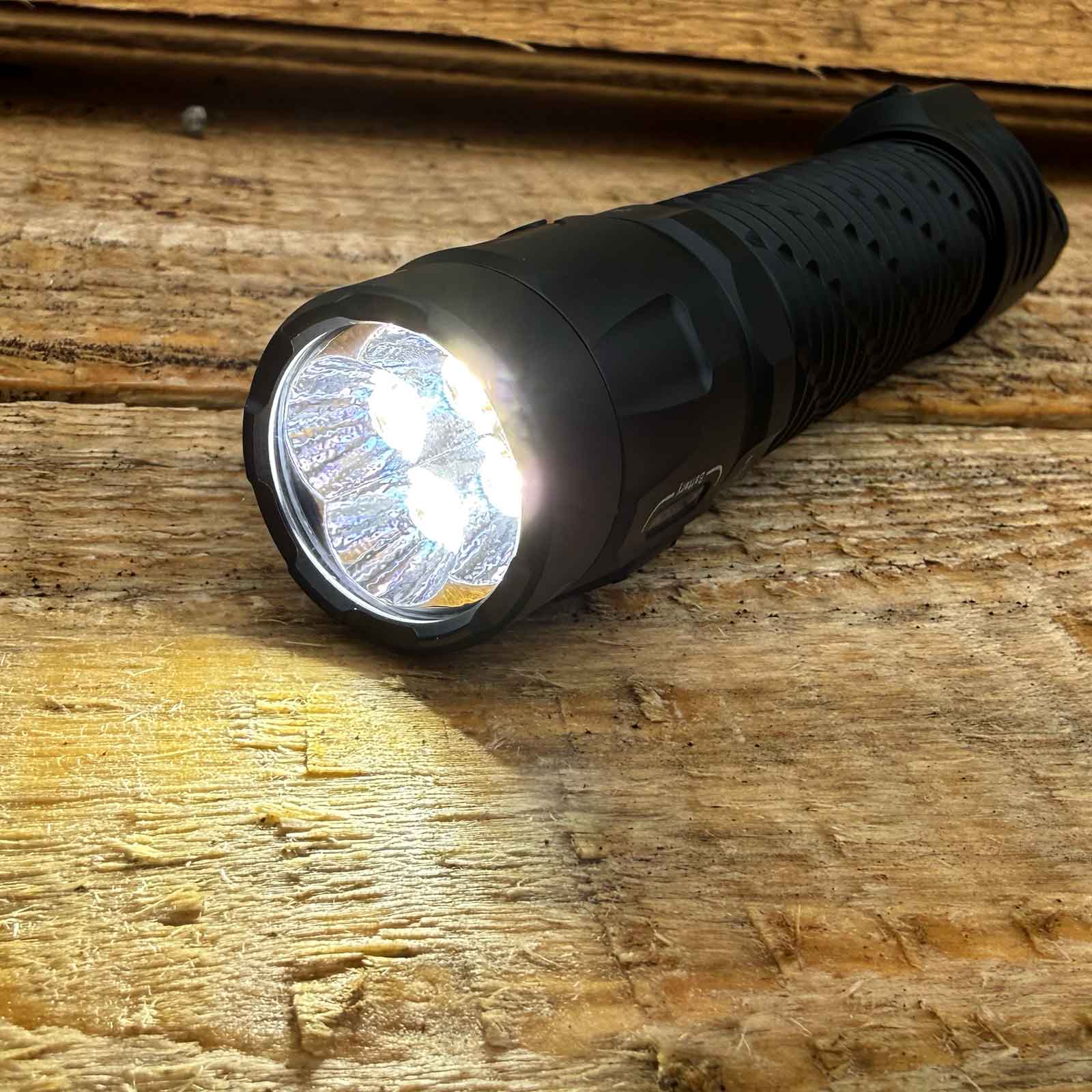Nitecore P17iX – taktische Taschenlampe mit 5000 lm, 5500 mAh Akku, USB-C – LEDs und Reflektor