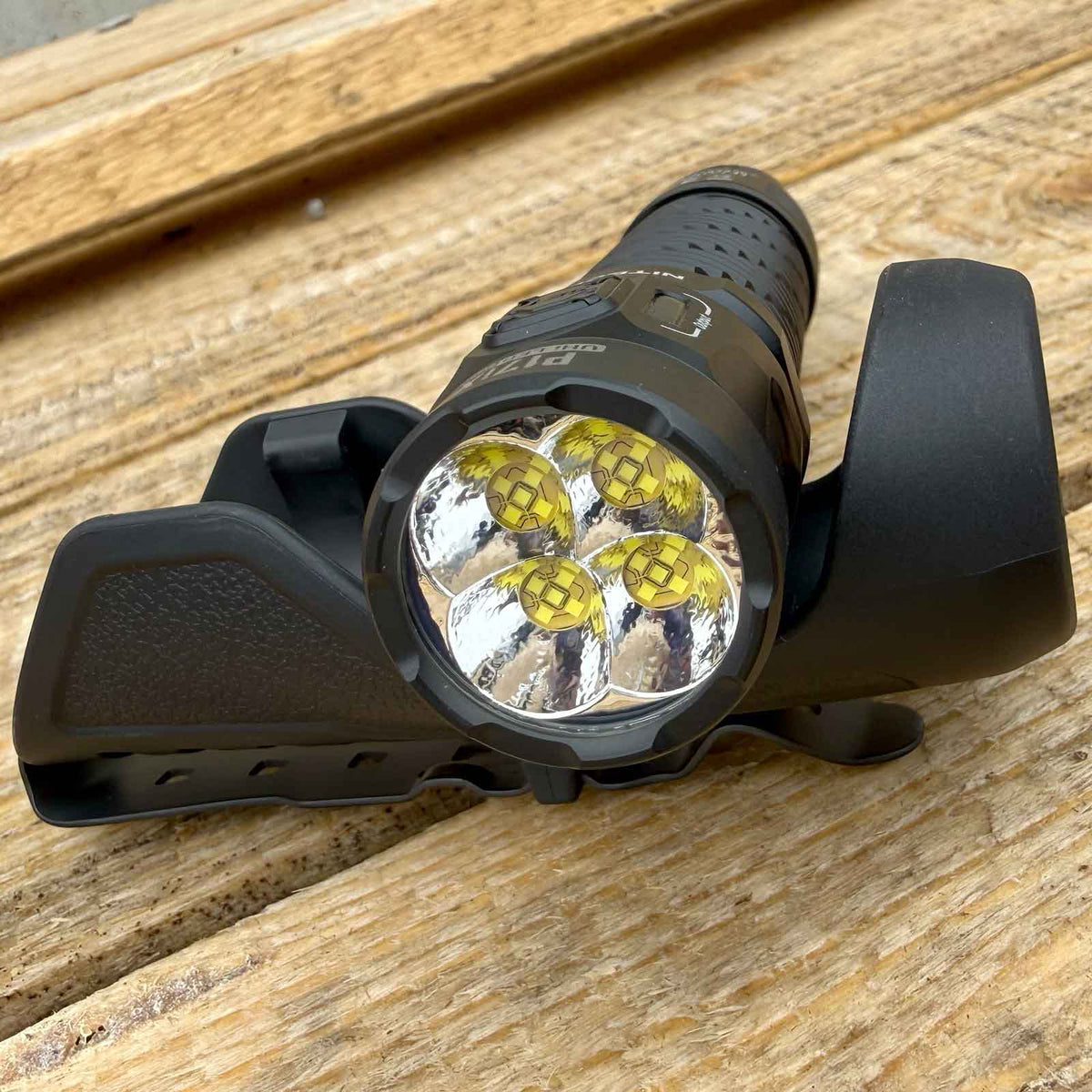 Nitecore P17iX – taktische Taschenlampe mit 5000 lm, 5500 mAh Akku, USB-C – LEDs und Reflektor / Leuchtweite im Einsatz