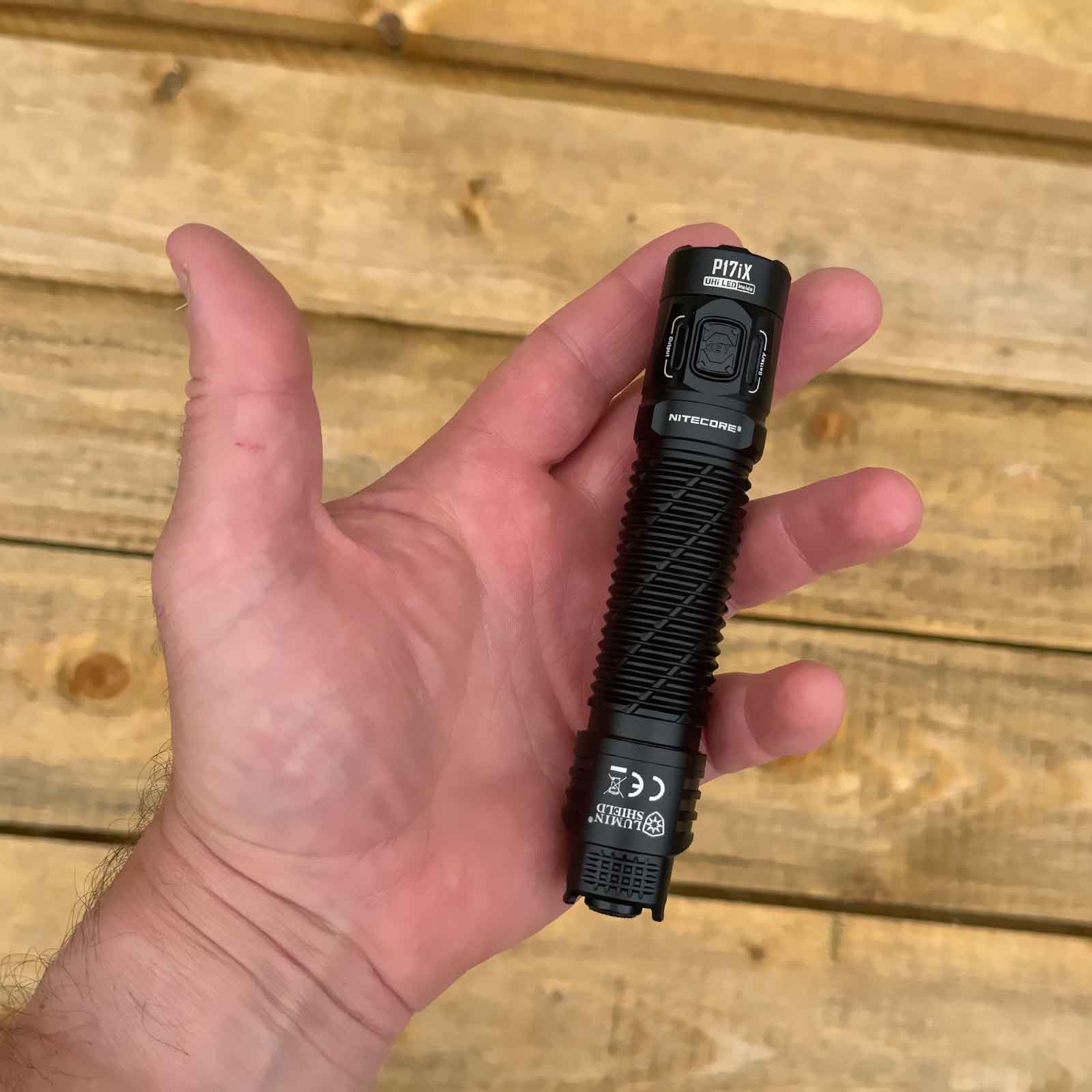 Nitecore P17iX – taktische Taschenlampe mit 5000 lm, 5500 mAh Akku, USB-C – LEDs und Reflektor / Größe und Abmessungen