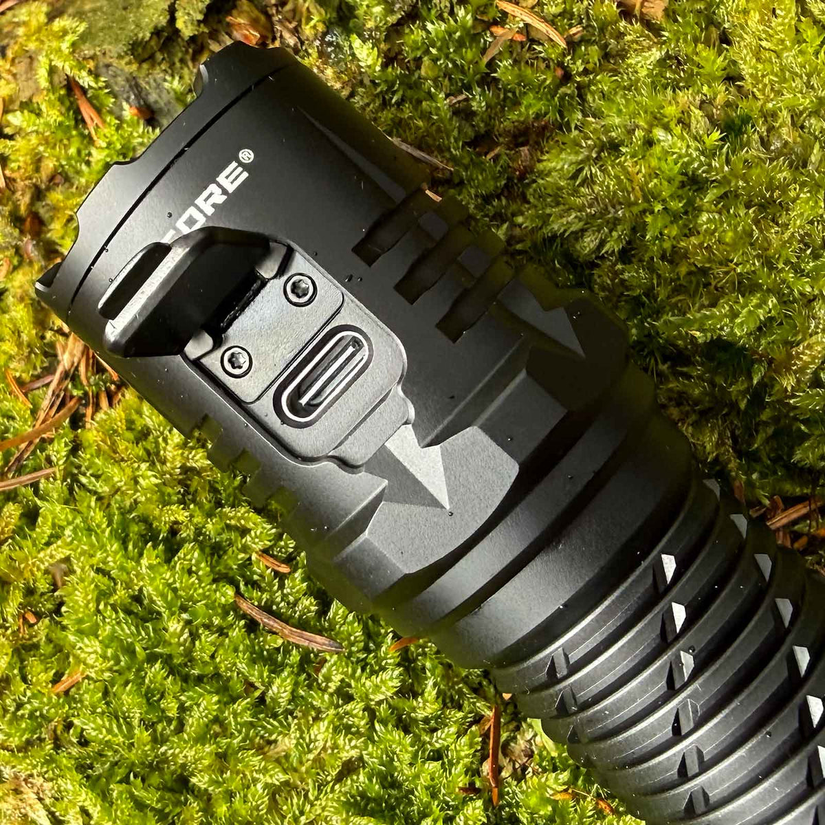 Nitecore P27iX Taschenlampe - Ansicht Detail USBC Buchse