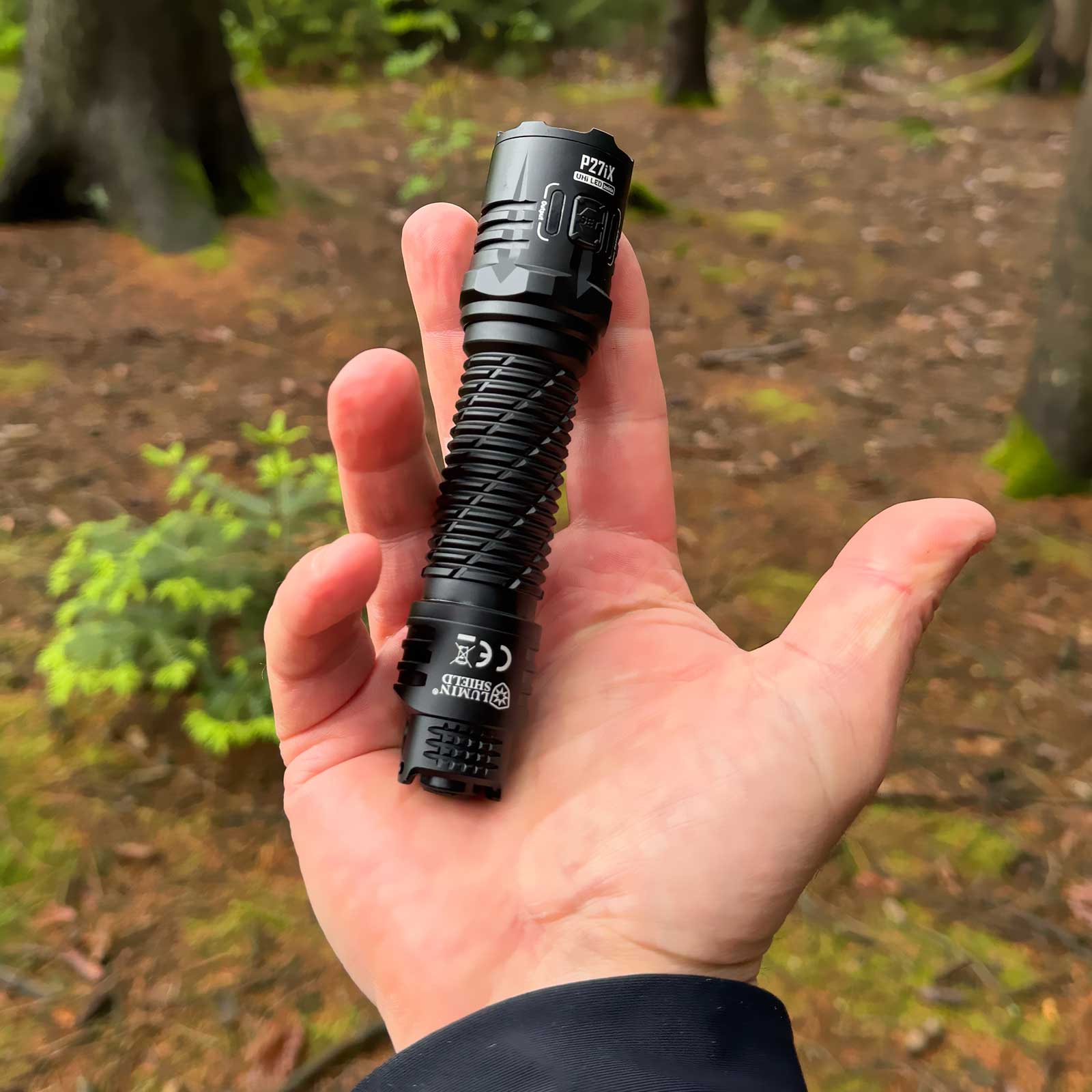 Nitecore P27iX Taschenlampe - Größe in der Hand