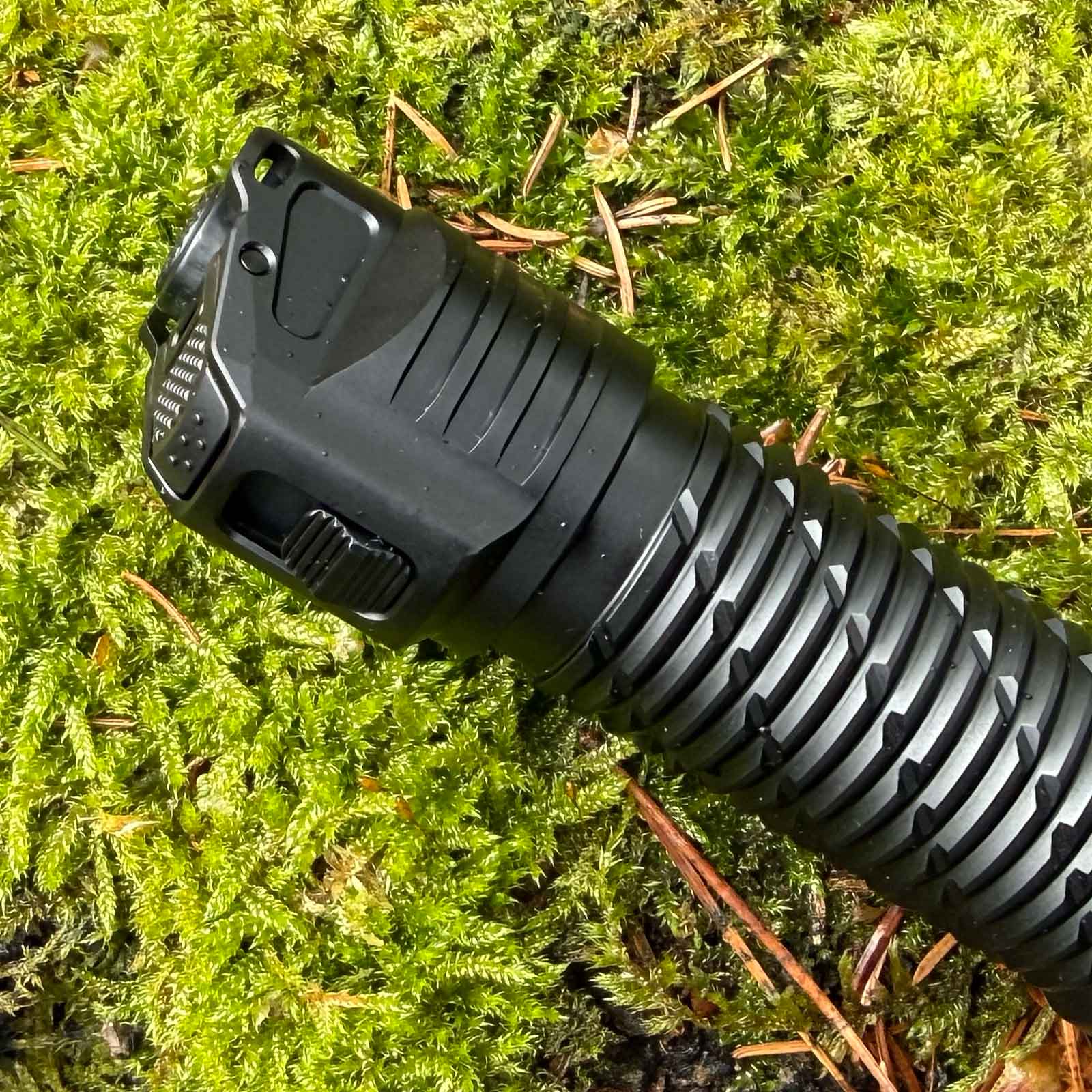 Nitecore P27iX – Polizei Taschenlampe mit Spot-und Flutlicht, 5000 lm, Akku, USB-C – P72ix schieberegler
