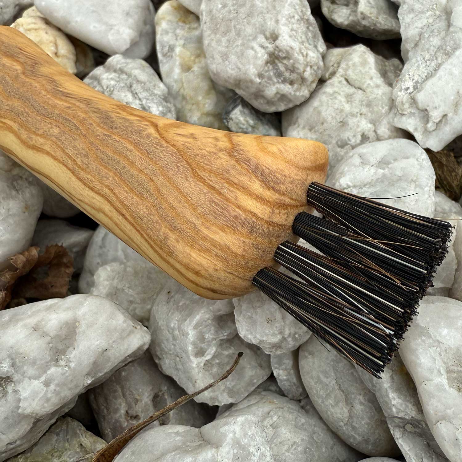 Old Bear Mushroom - Pilzmesser mit Holzgriff und Bürste aus Rosshaar – Detailansicht