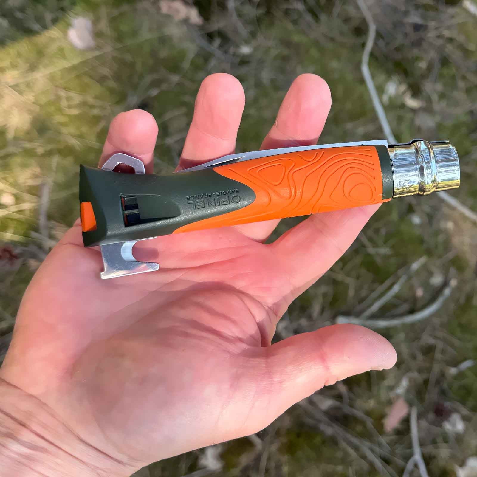 Opinel No 12 EXPLORE - großes Taschenmesser mit Zeckenzange – Farbvariante orange, Größenvergleich in der Hand – Detailansicht 9