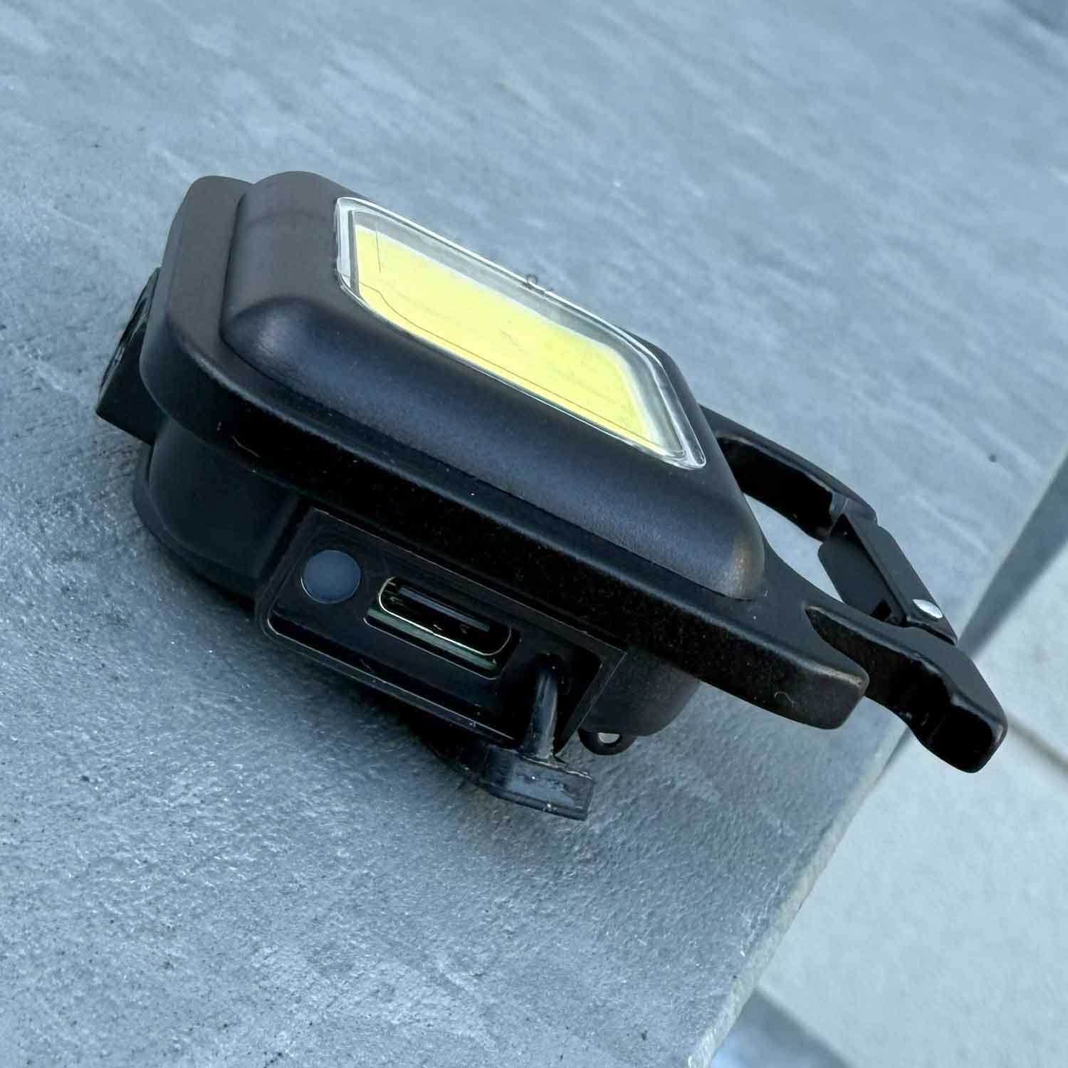Origin Outdoors LED-Pocketleuchte 500 Lumen USB-C mit Magnet, Karabiner & Flaschenöffner – Detailansicht