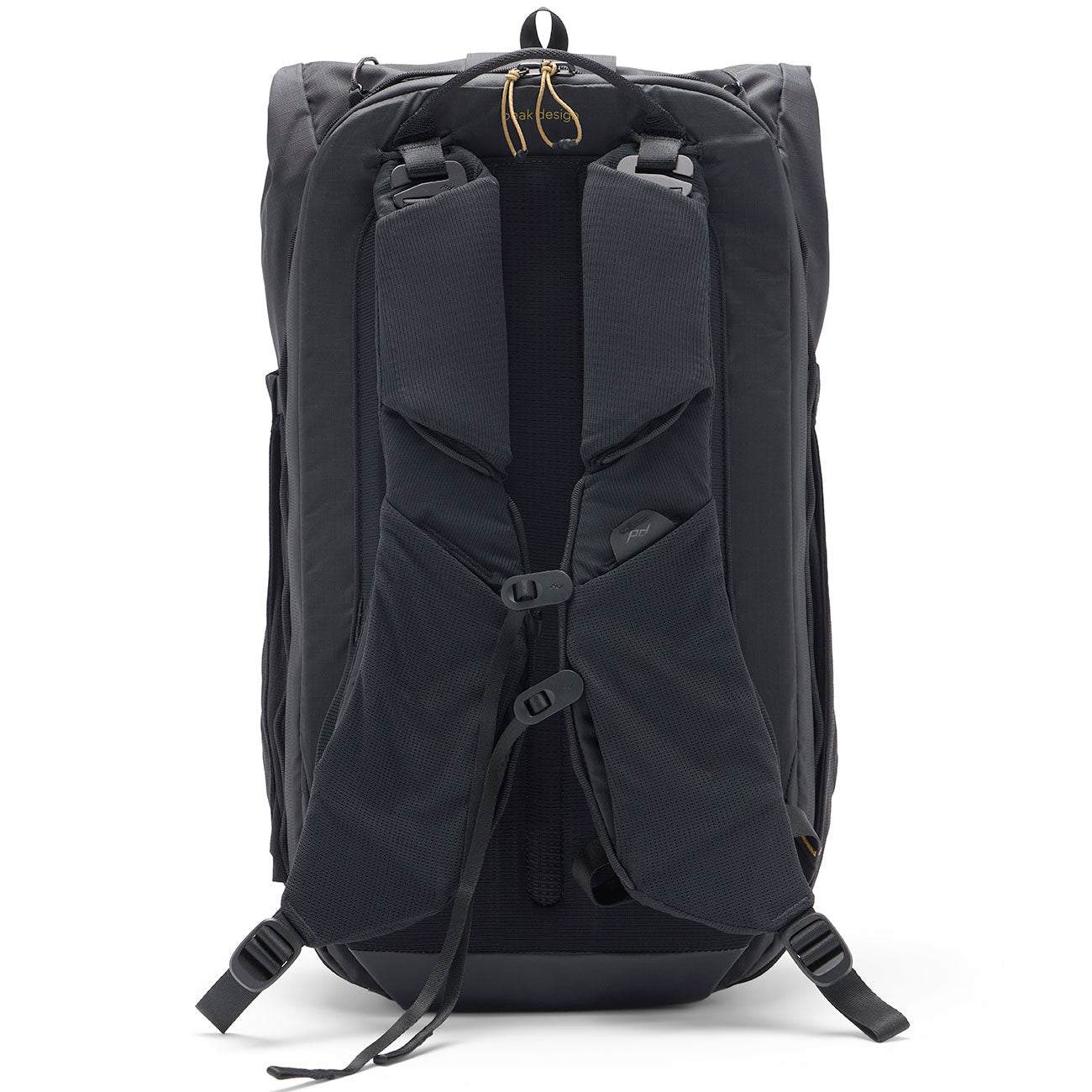 Peak Design Outdoor Backpack 25L – Beim Outdoor-Einsatz in schwarz – Detailansicht 31