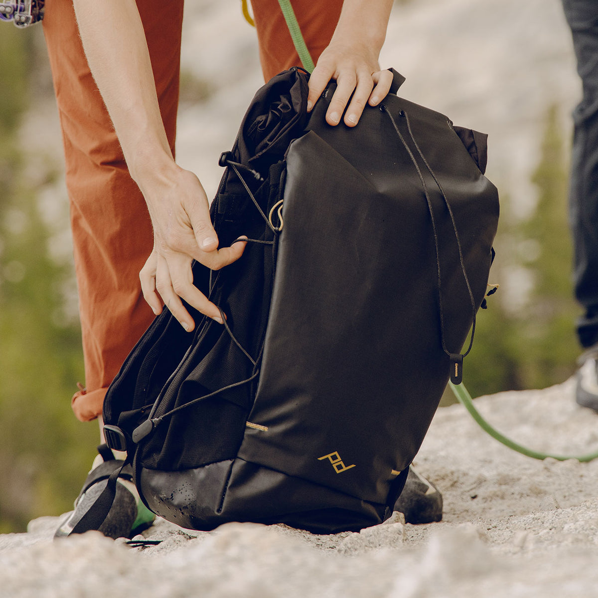 Peak Design Outdoor Backpack 25L – Beim Outdoor-Einsatz in schwarz – Detailansicht 16