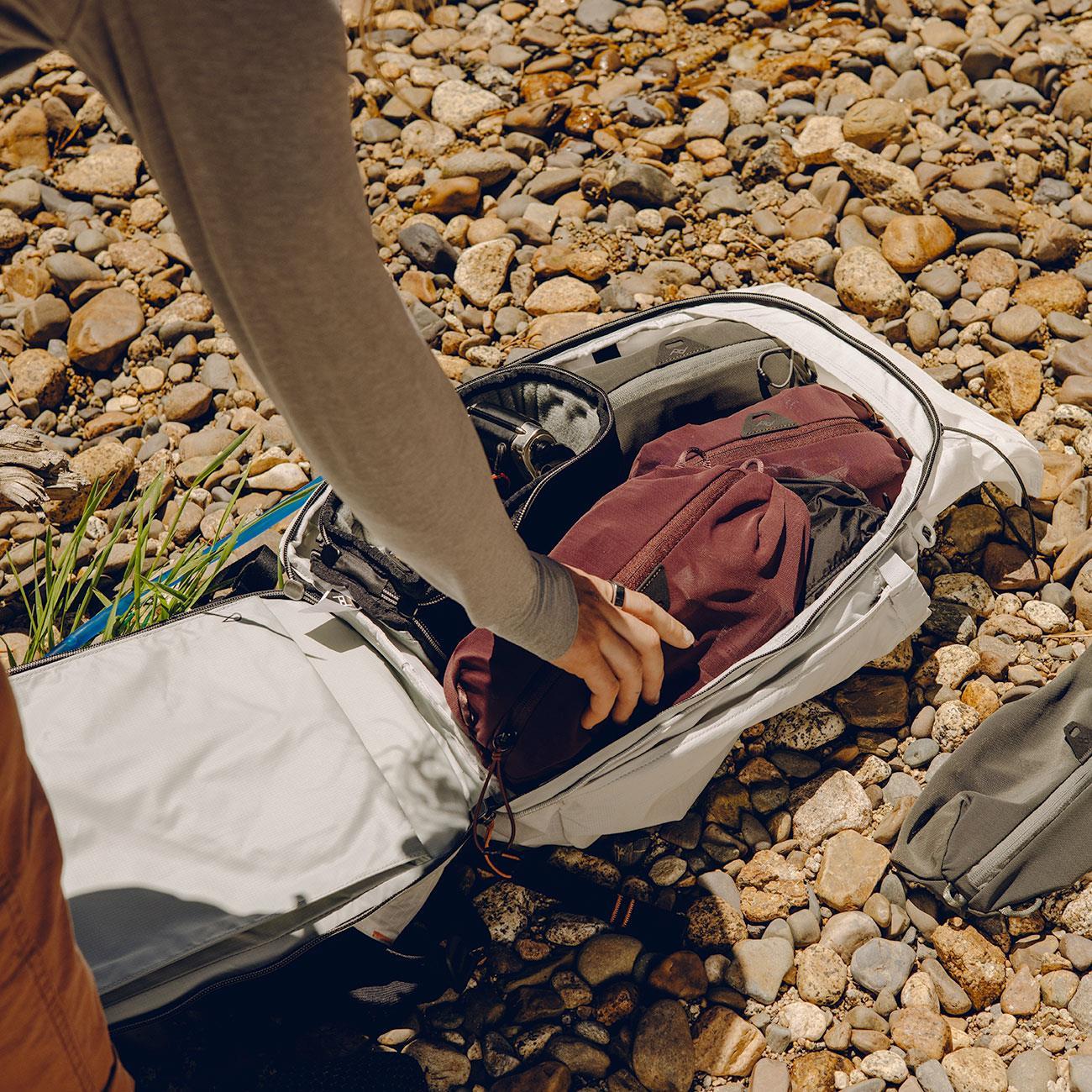Peak Design Outdoor Backpack 25L – Mit großer Öffnung in weiß