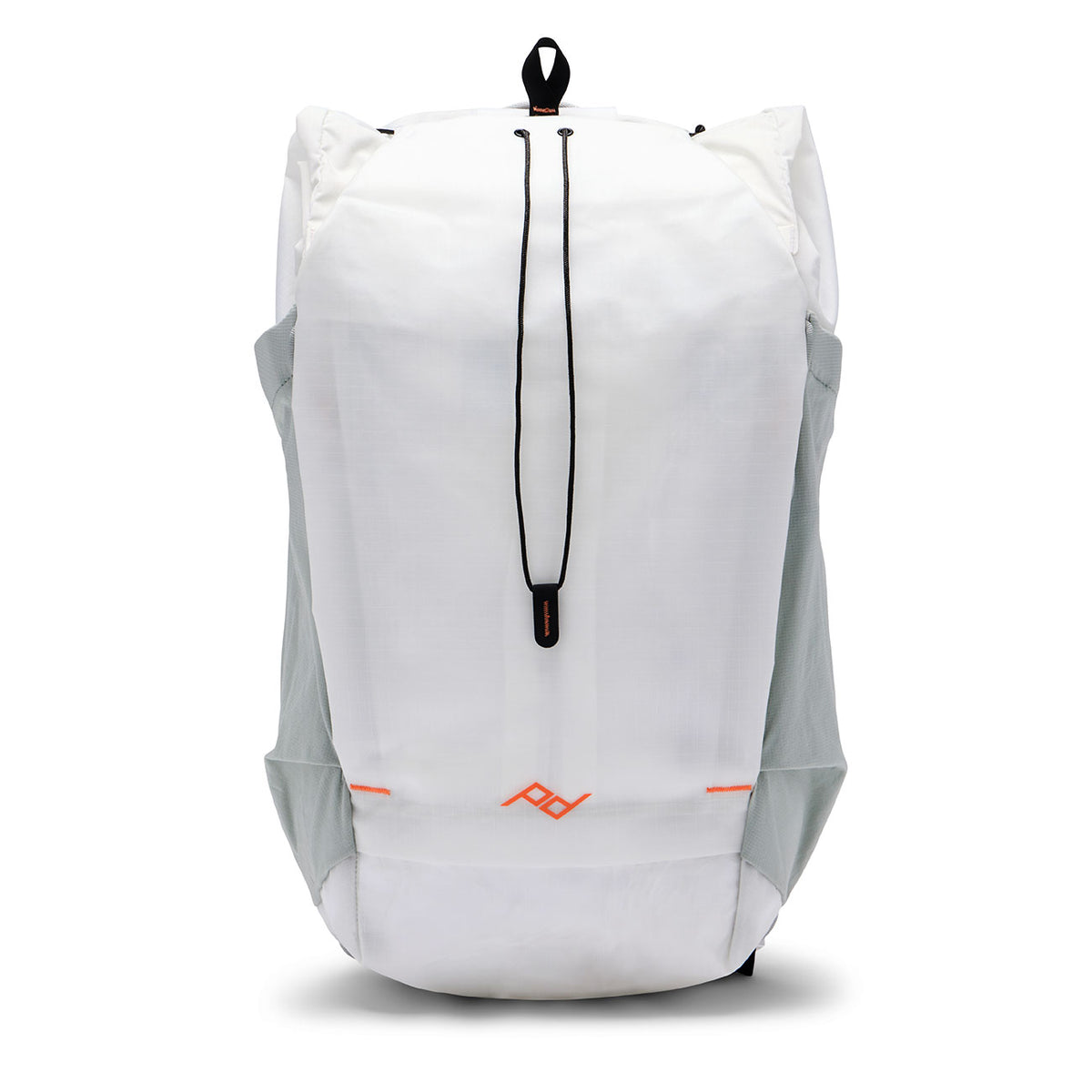 Peak Design Outdoor Backpack 25L – Beim Outdoor-Einsatz in weiß – Detailansicht 25