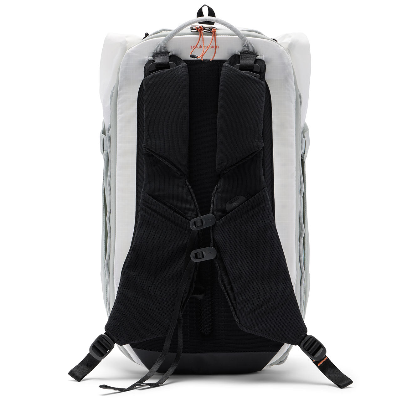 Peak Design Outdoor Backpack 25L – Beim Outdoor-Einsatz in weiß – Detailansicht 32