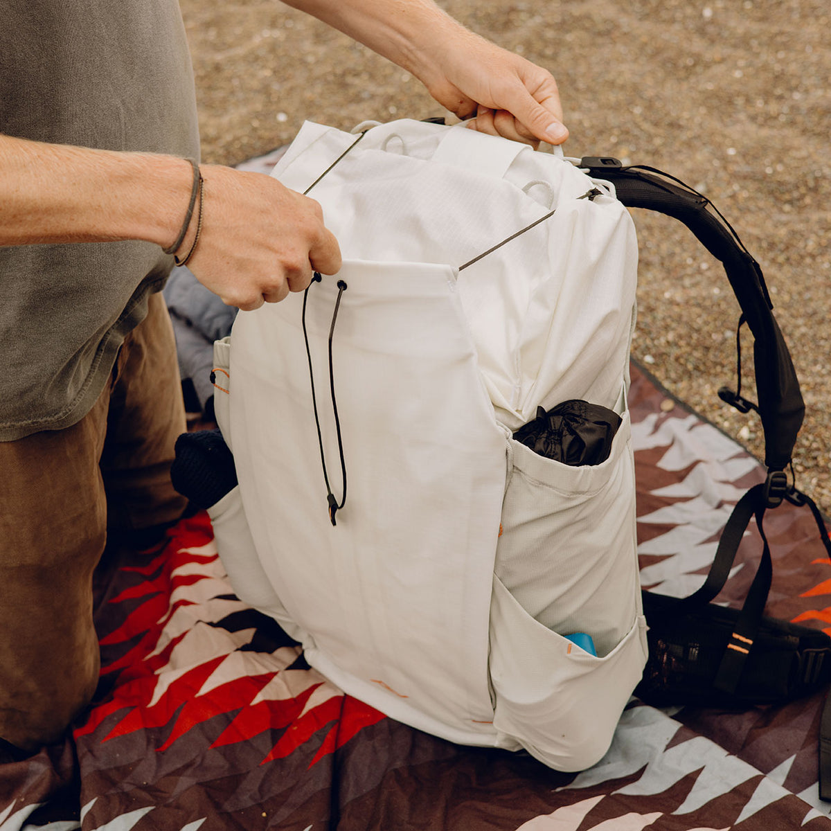 Peak Design Outdoor Backpack 45L – Mit großer Öffnung in weiß – Detailansicht 9