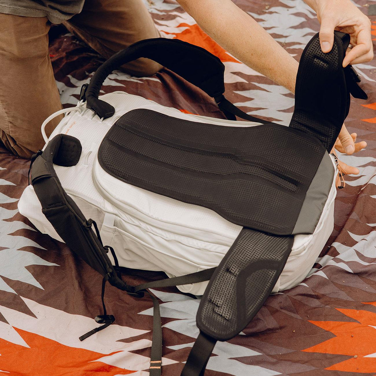 Peak Design Outdoor Backpack 45L – Beim Outdoor-Einsatz in weiß – Detailansicht 2