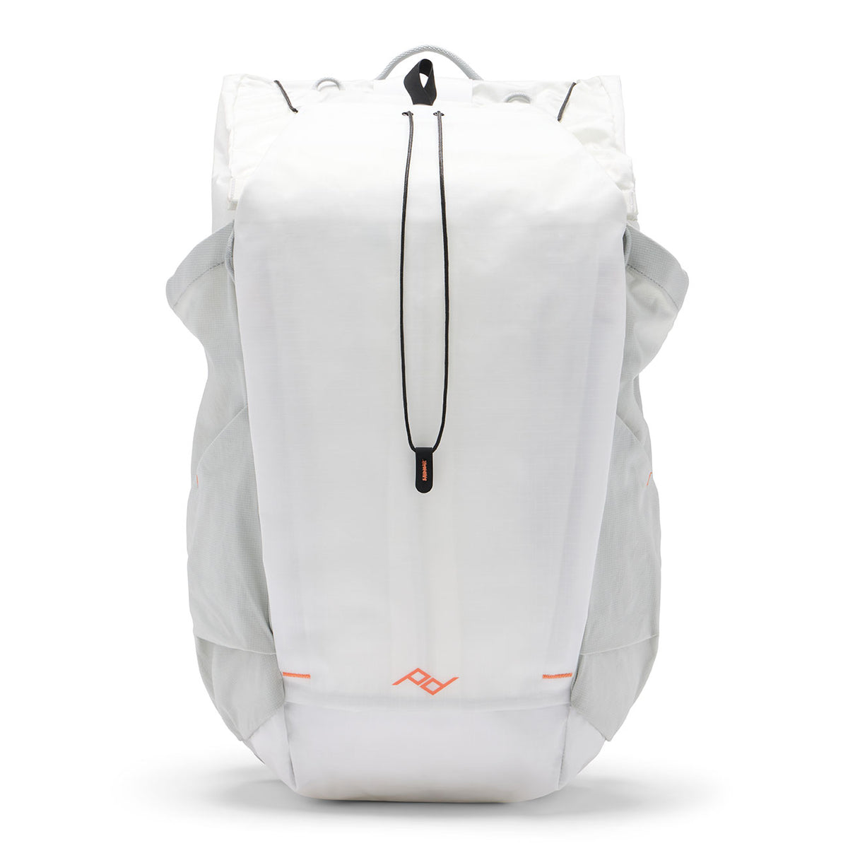 Peak Design Outdoor Backpack 45L – Beim Outdoor-Einsatz in weiß – Detailansicht 19