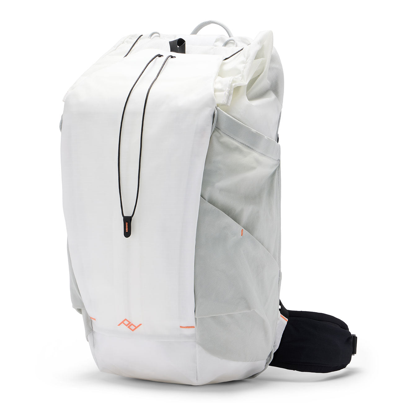 Peak Design Outdoor Backpack 45L – Beim Outdoor-Einsatz in weiß – Detailansicht 16