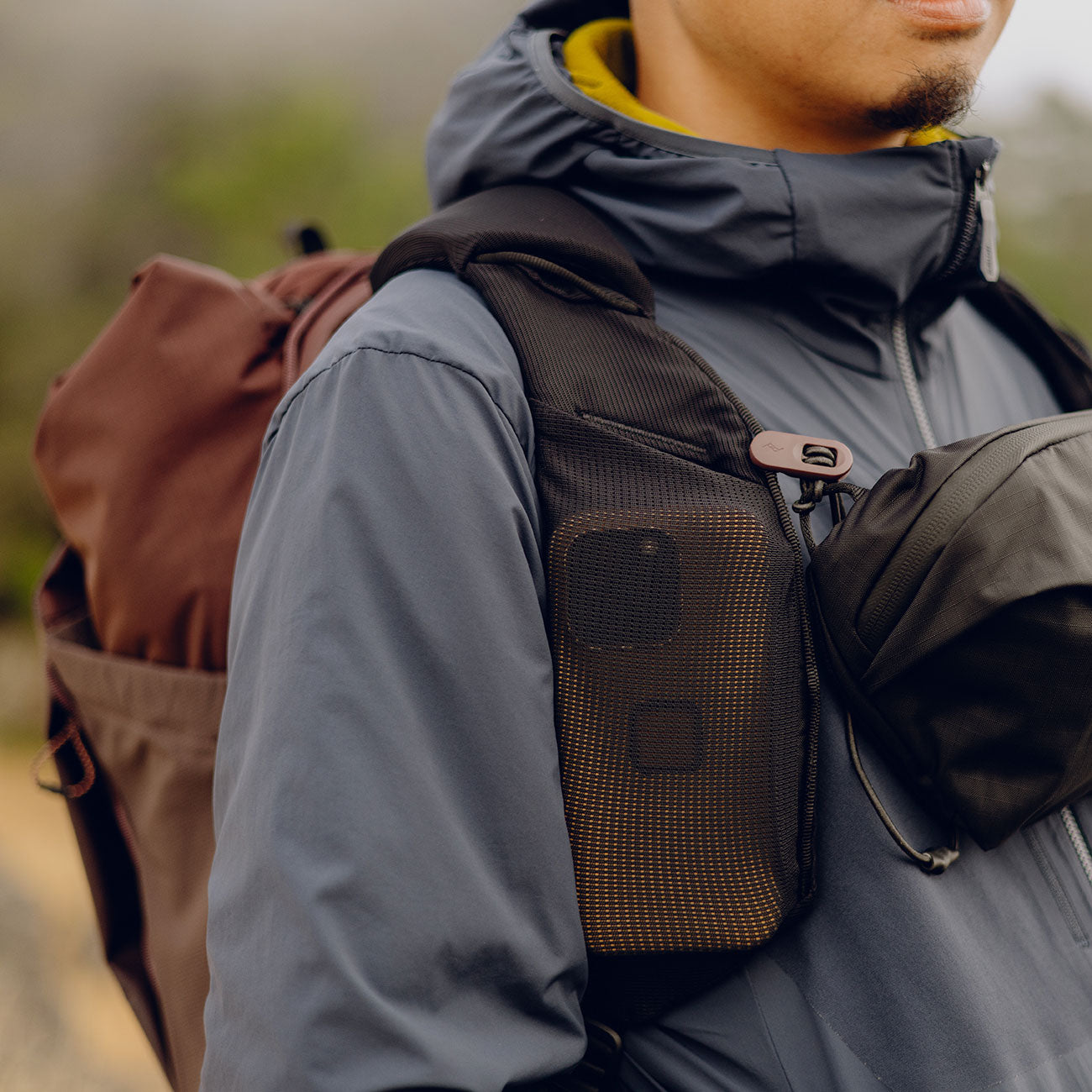Peak Design Outdoor Backpack 25L – Beim Outdoor-Einsatz in violett (Eclipse) – Detailansicht 9
