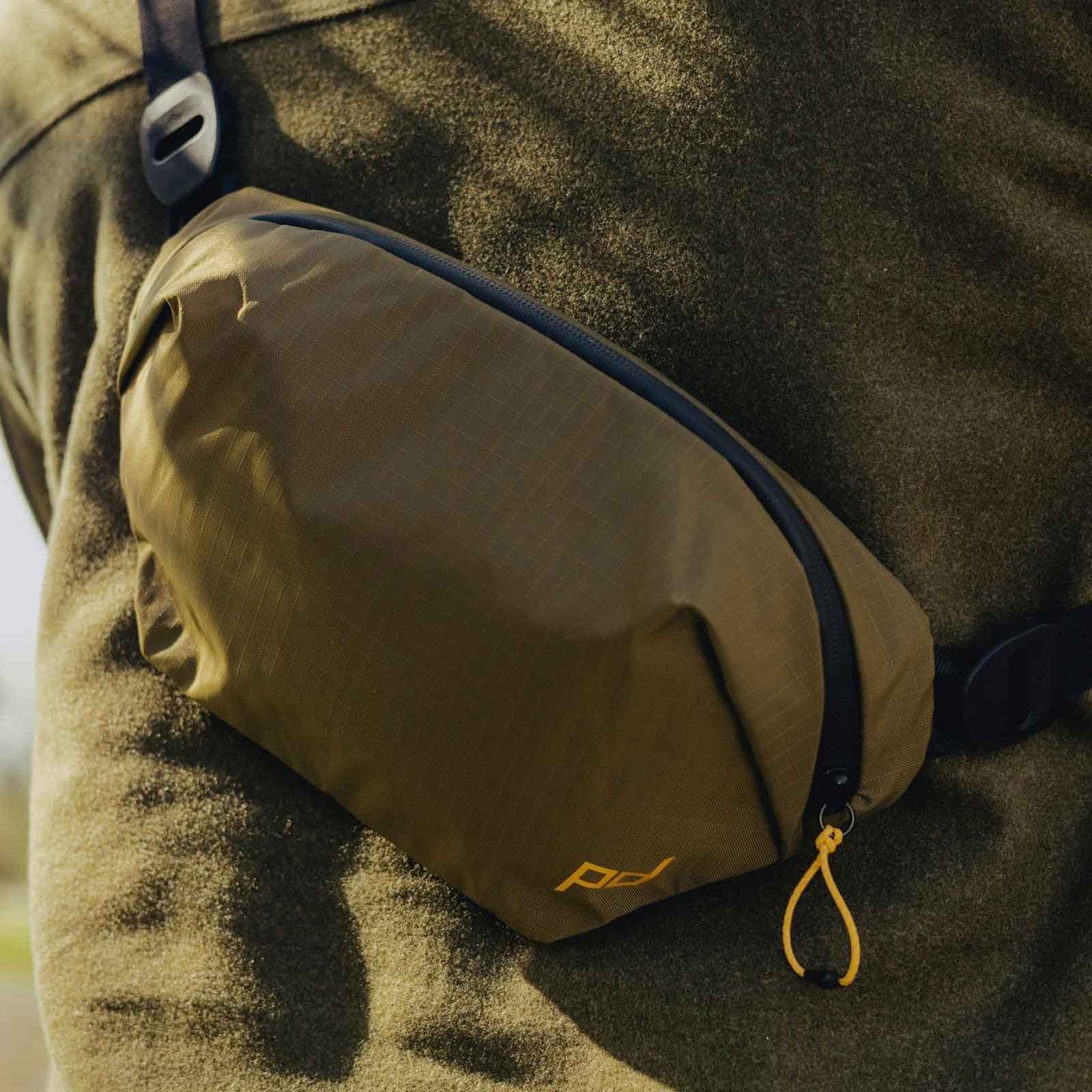 Peak Design Outdoor Sling Bag 2L in 4 Farben – Farbvariante oliv, Sling Bag