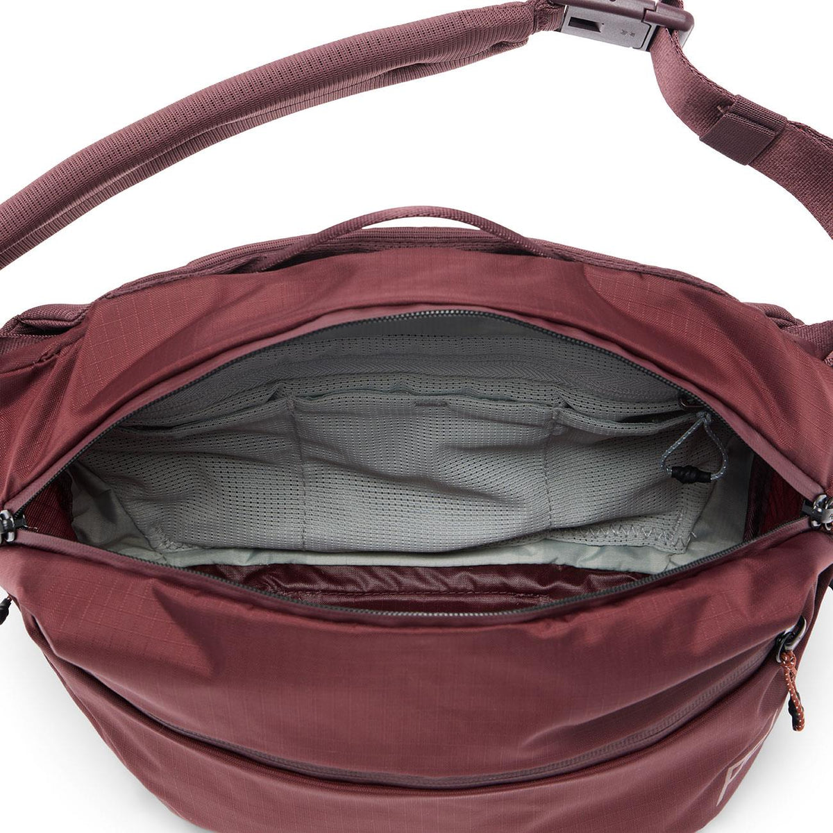 Peak Design Outdoor Sling Bag 7L in 4 Farben – Farbvariante violett, für Outdoor und Camping – Detailansicht 14