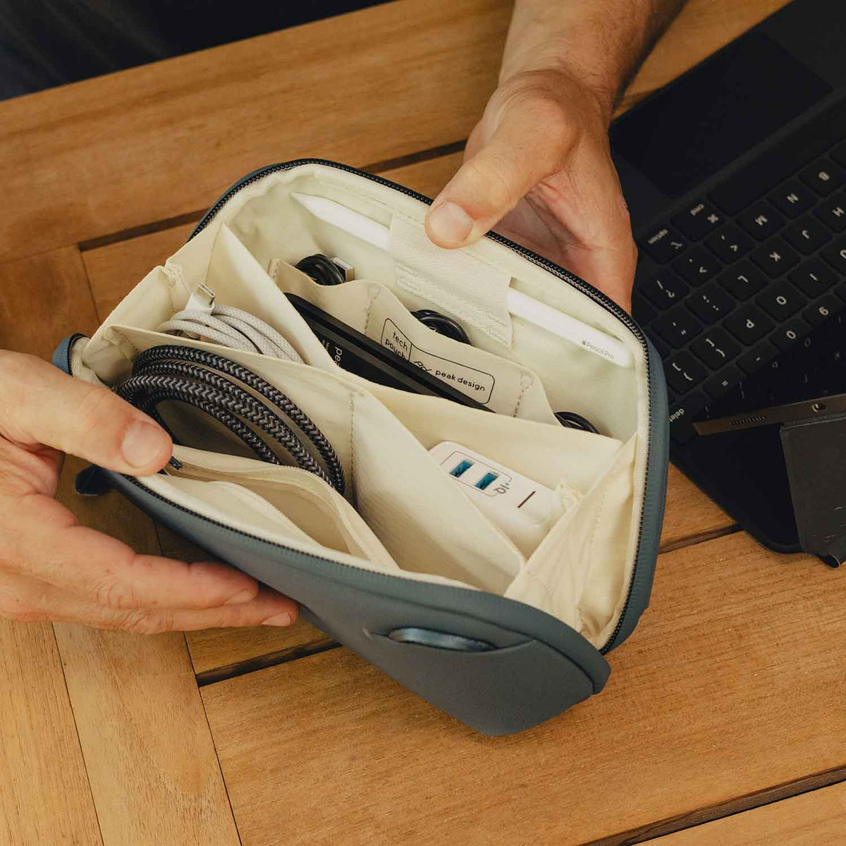 Peak Design Tech Pouch Small - kleine Organizer-Tasche für Zubehör – Detailansicht