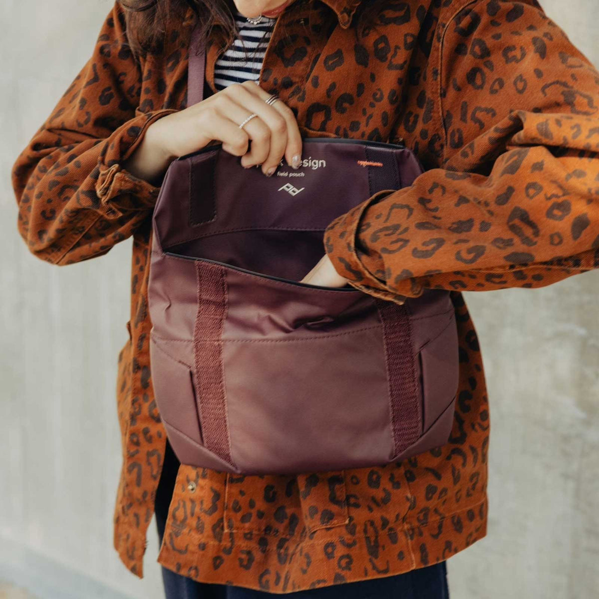 Peak Design Field Pouch – Zubehörtasche mit Tragegurt 1,5–3L, Farbe grün – Clip und Befestigung