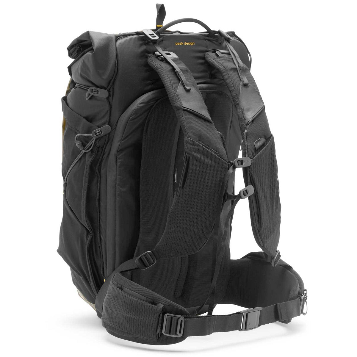 Peak Design Outdoor Backpack 45L – Beim Outdoor-Einsatz in olivgrün – Detailansicht 21