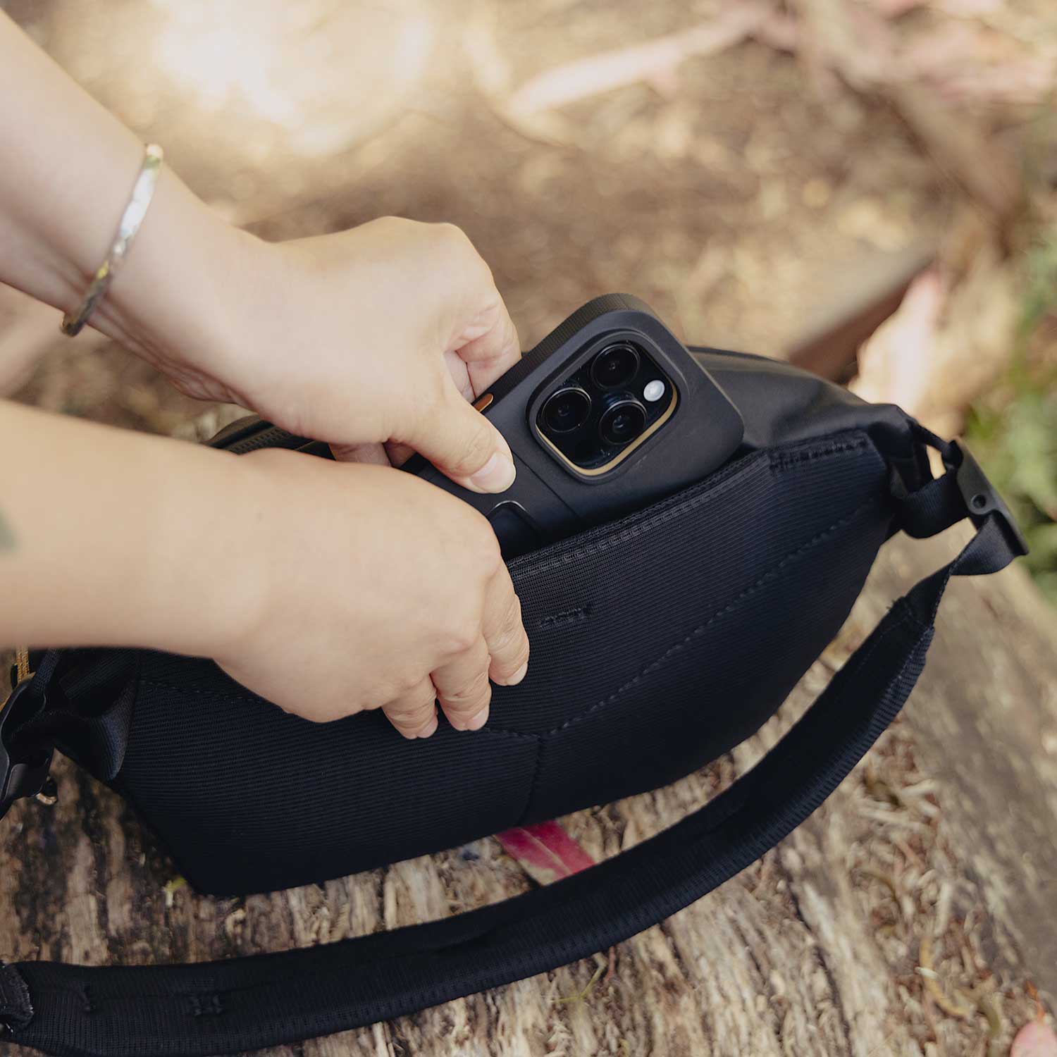 Peak Design Outdoor Sling Bag 4 Liter Black – Kompakte Kameratasche für unterwegs (B-Ware) – Detailansicht