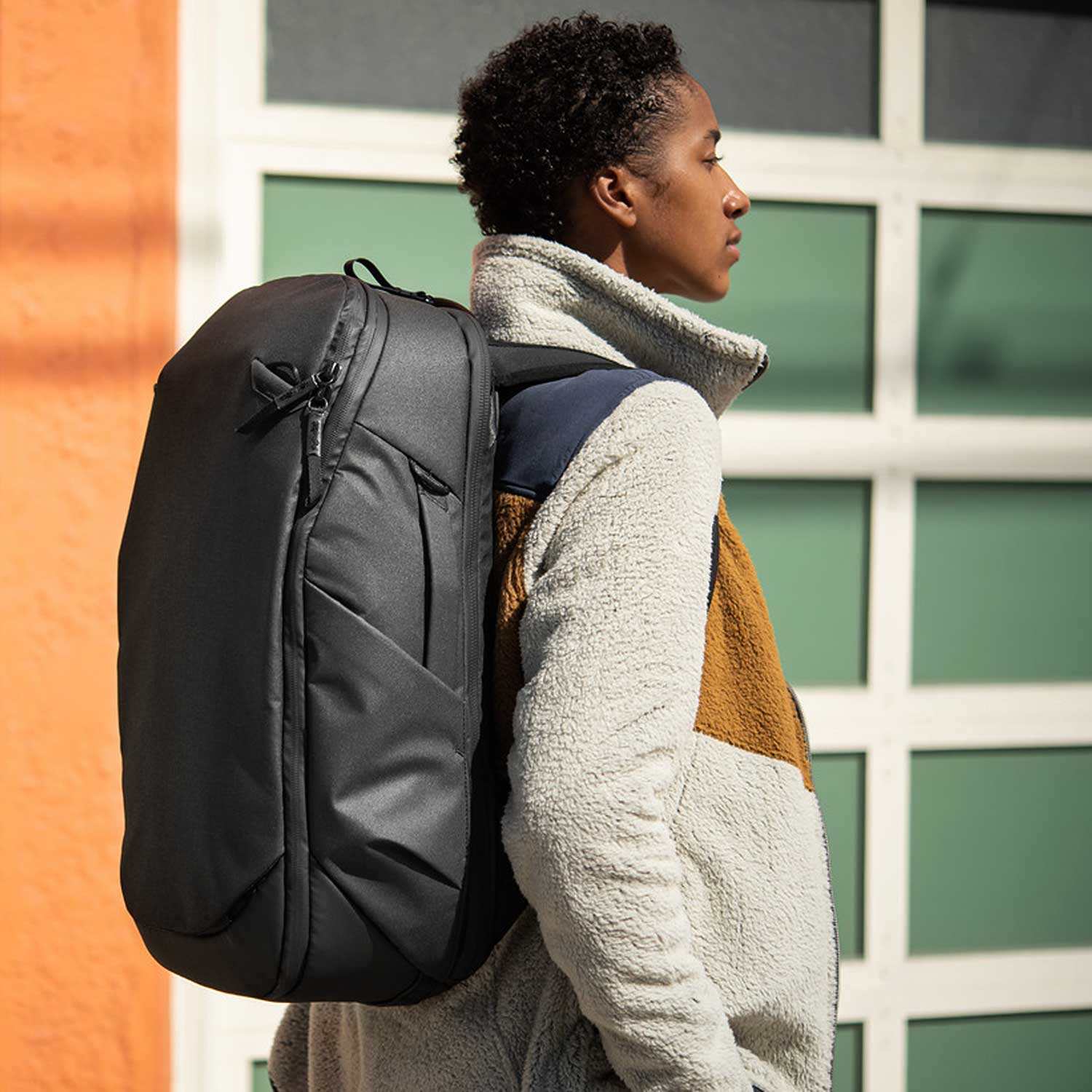 Peak Design Travel Backpack 30L - flexibler Reise- und Kamerarucksack in 6 Farben – Farbvariante schwarz, Größenvergleich in der Hand