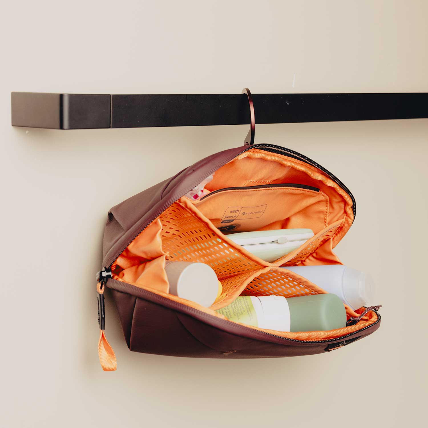 Peak Design Wash Pouch Small – kompakte Reise-Kulturtasche mit Haken – Farbvariante violett, Kulturtasche