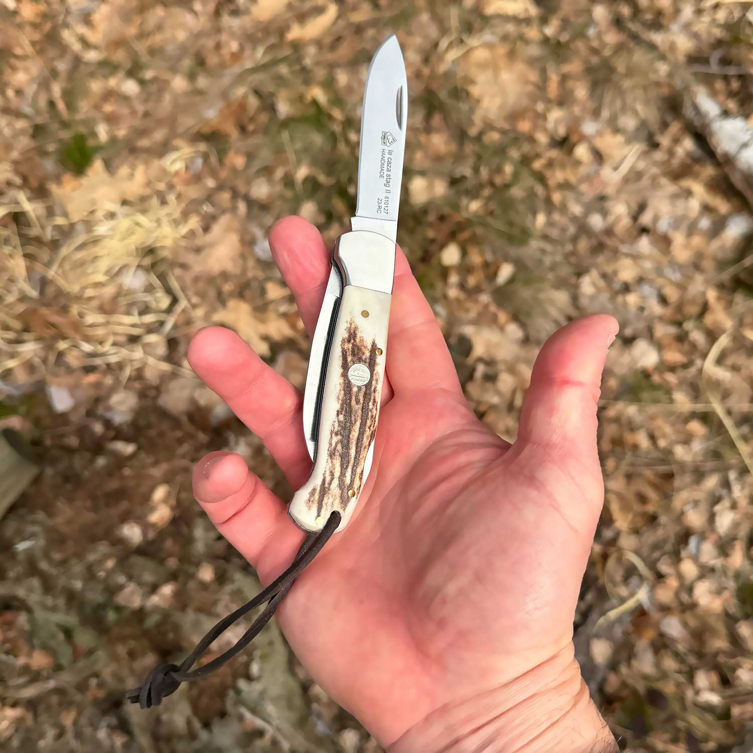 PUMA IP la caza stag II – Jagd-Taschenmesser mit Aufbrechklinge & Hirschhorngriff – Größenvergleich in der Hand