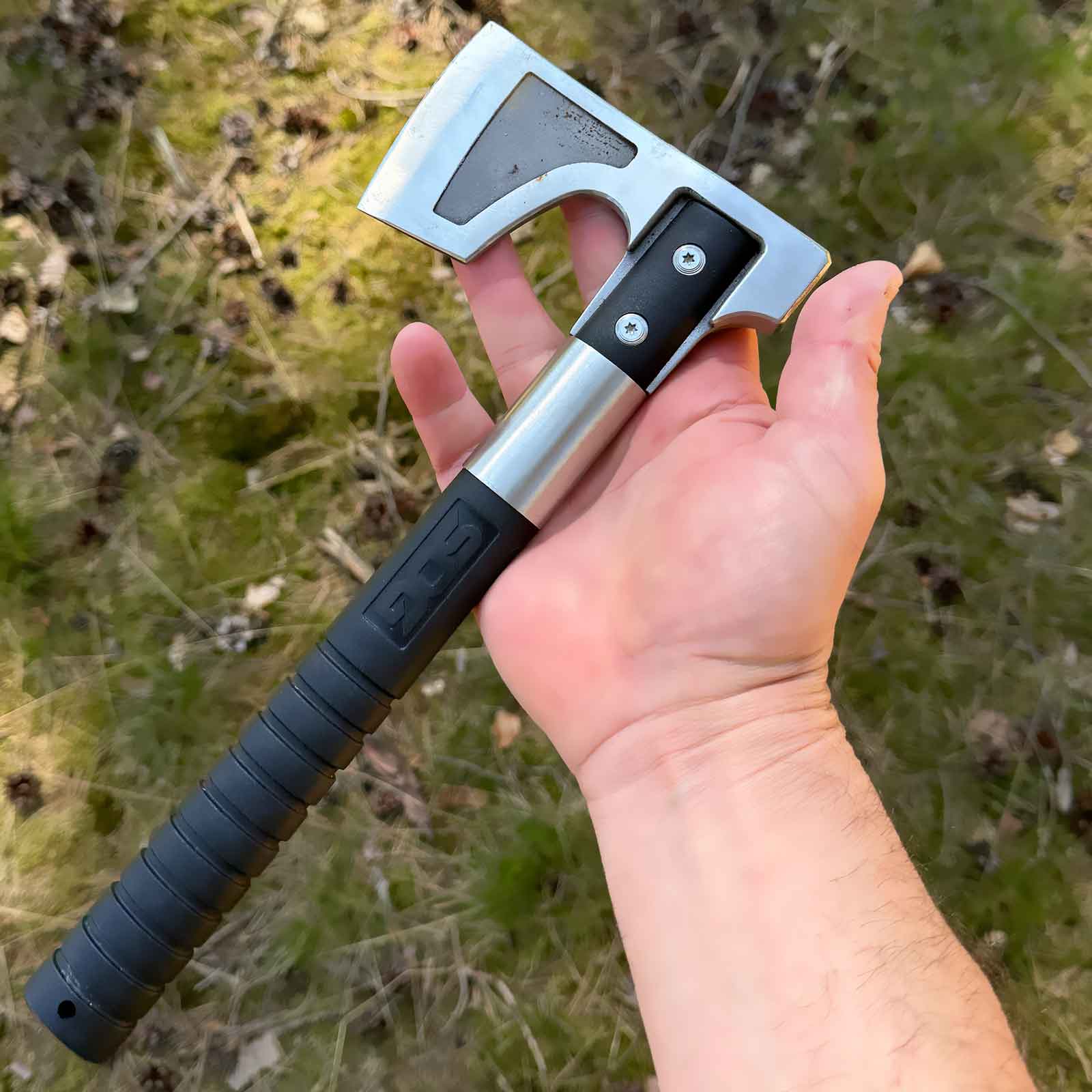 SOG Camp Axe – kompaktes Beil für Outdoor, Bushcraft & Camping – Größenvergleich in der Hand – Detailansicht 6
