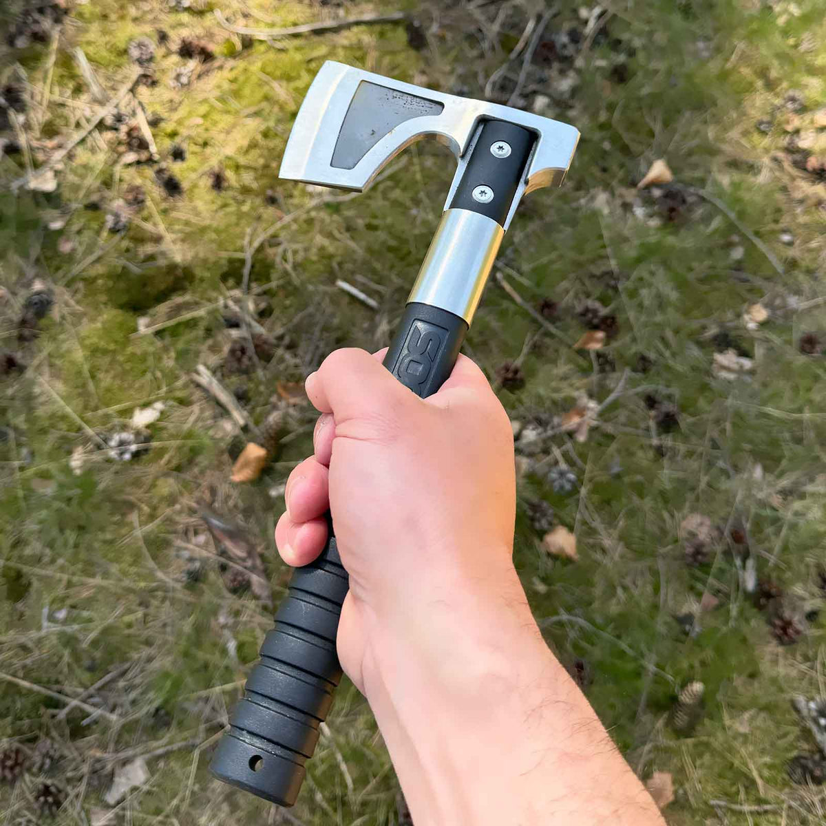 SOG Camp Axe – kompaktes Beil für Outdoor, Bushcraft & Camping – Größenvergleich in der Hand – Detailansicht 7