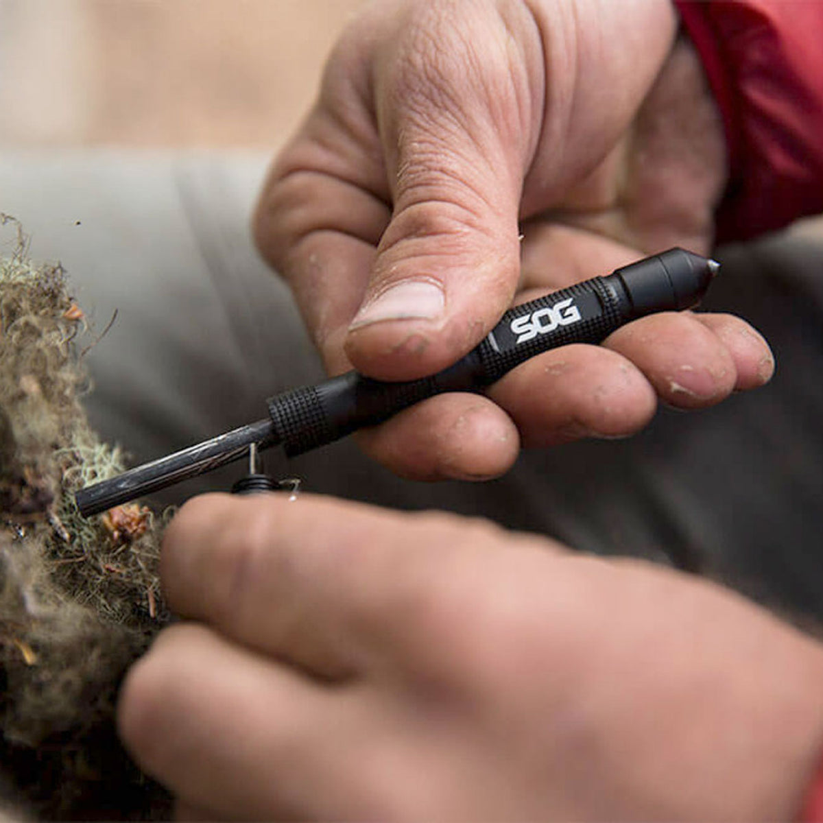 SOG Flint – Kompaktes Survival Tool mit Feuerstarter & Signalpfeife