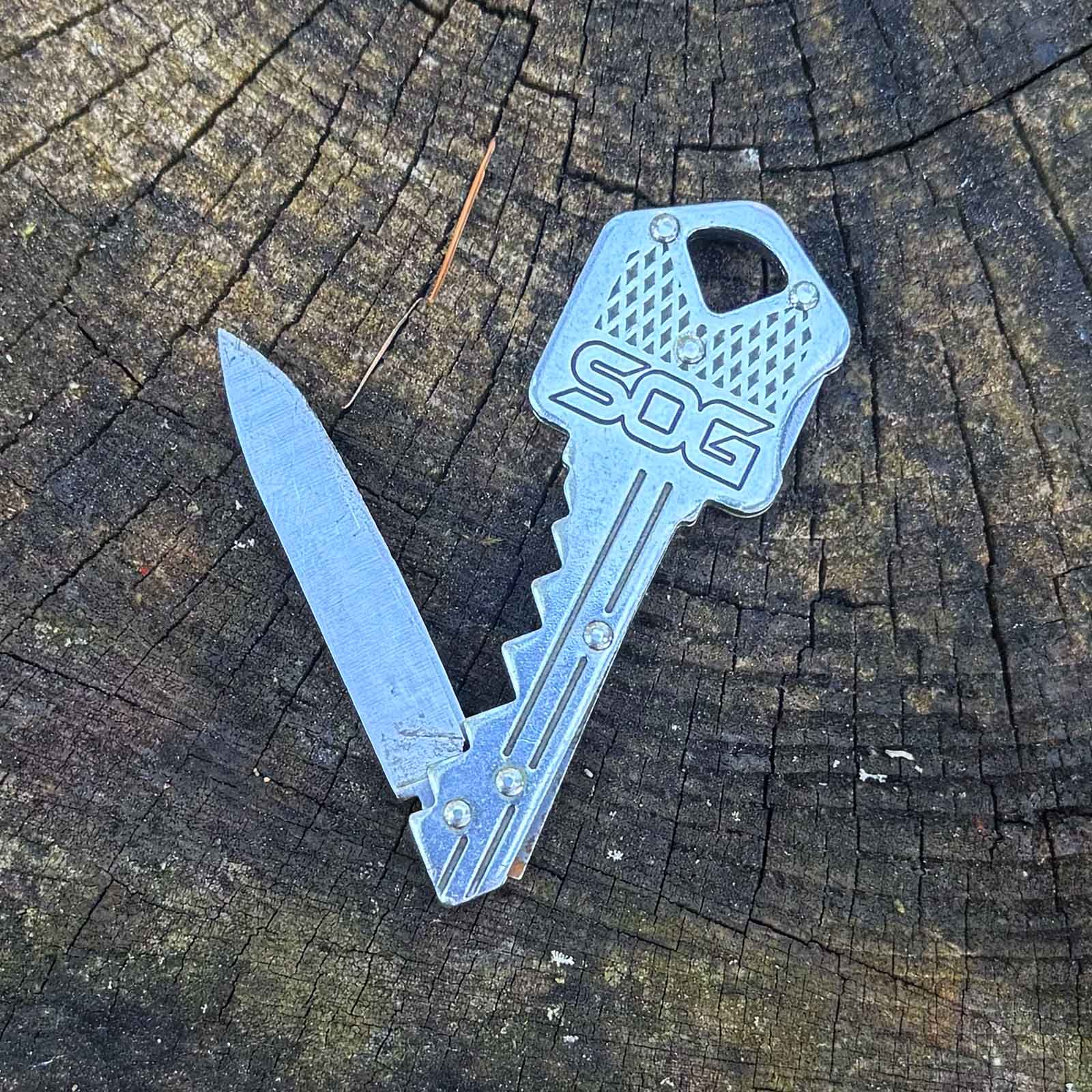 SOG Key Knife Schlüsselanhänger - Mini Taschenmesser im Schlüsselformat in 2 Farben, Farbe silber – Messeransicht
