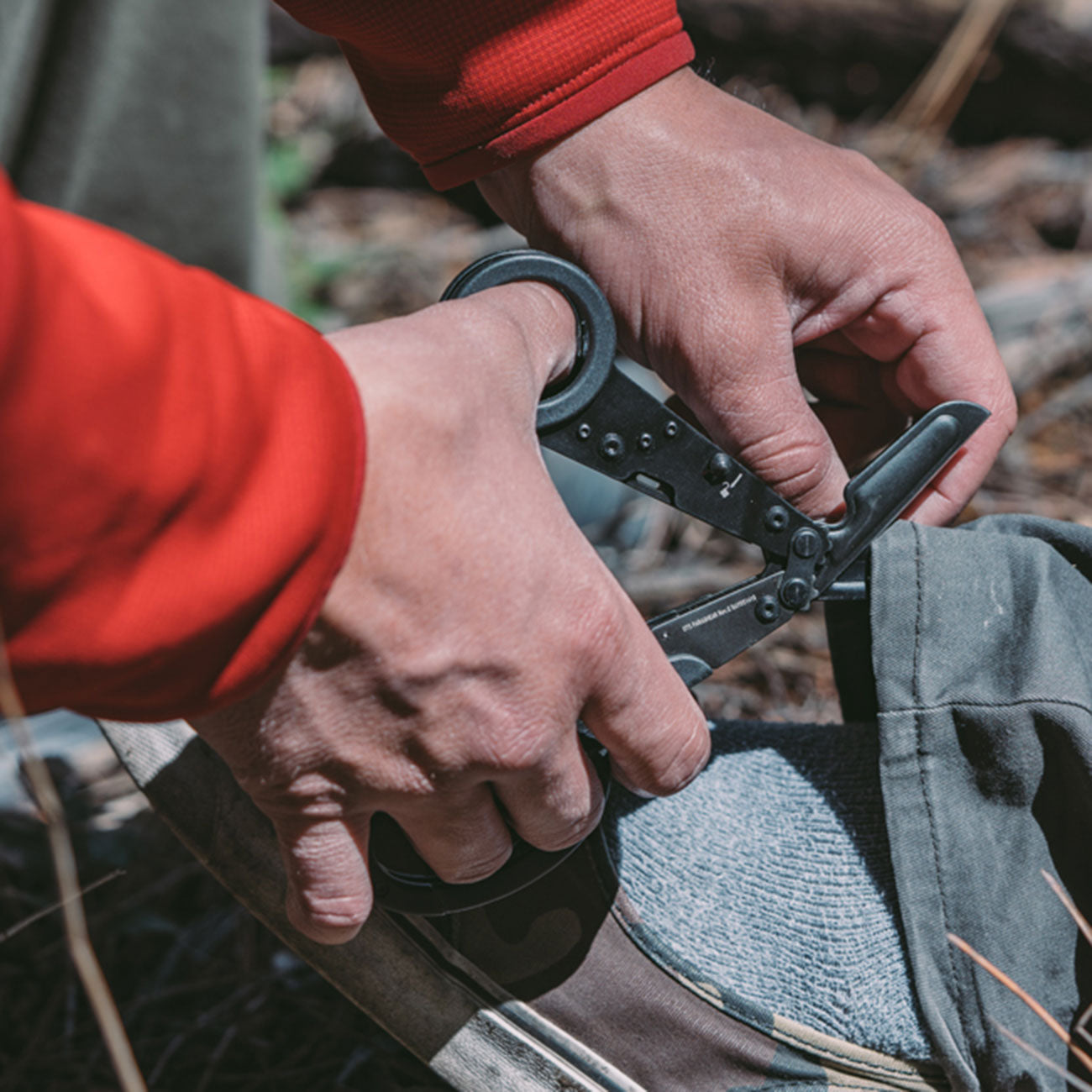 SOG ParaShears Black - Rettungsschere & Multitool mit Nylonholster 12 Funktionen – Detailansicht