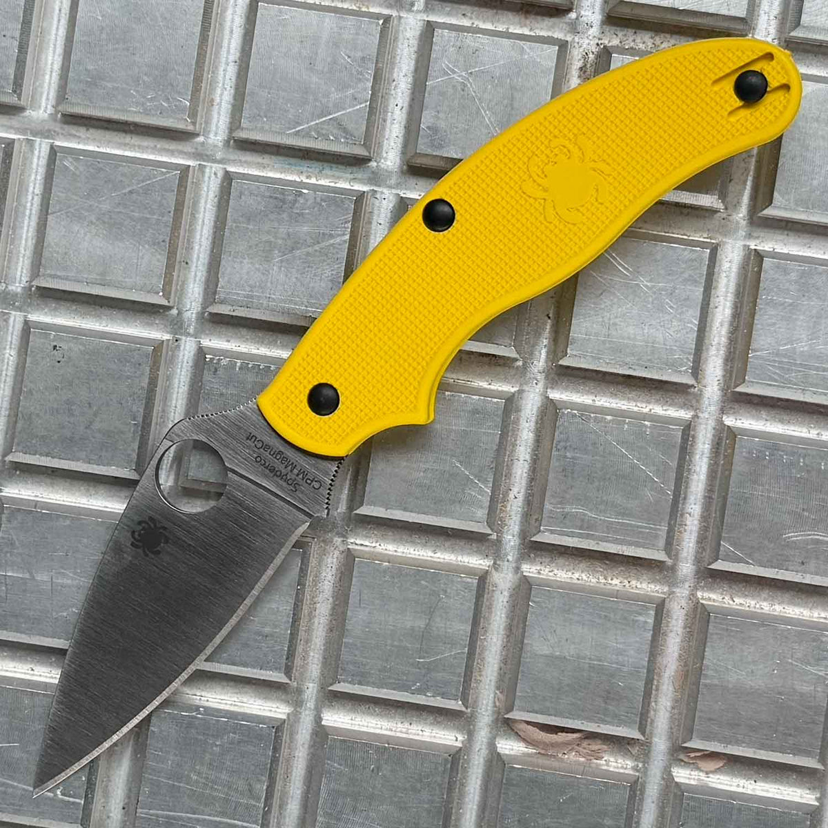 Spyderco UK Penknife Salt Yellow – Taschenmesser mit MagnaCut-Klinge und Clip
