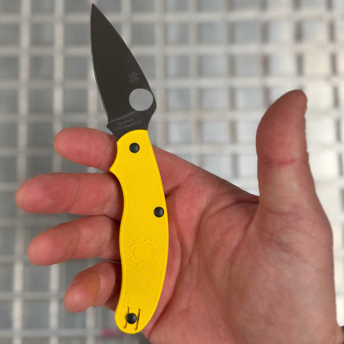 Spyderco UK Penknife Salt Yellow – Taschenmesser mit MagnaCut-Klinge und Clip – Detailansicht