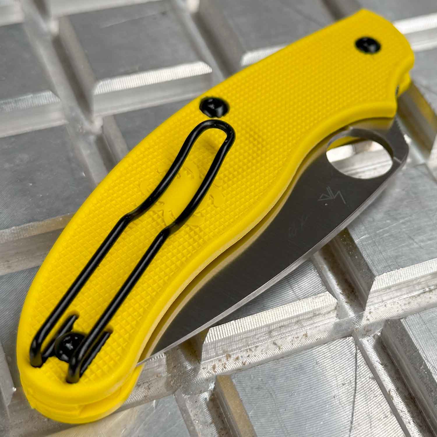 Spyderco UK Penknife Salt Yellow – Taschenmesser mit MagnaCut-Klinge und Clip – Detailansicht