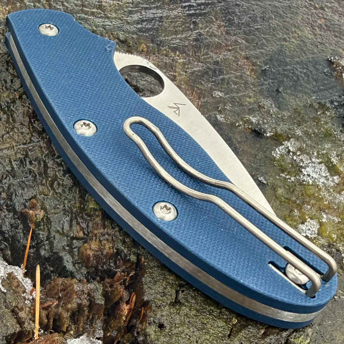 Spyderco UK Penknife Cobalt Blue G10 CPM-SPY27 PlainEdge Taschenmesser mit Clip – Detailansicht